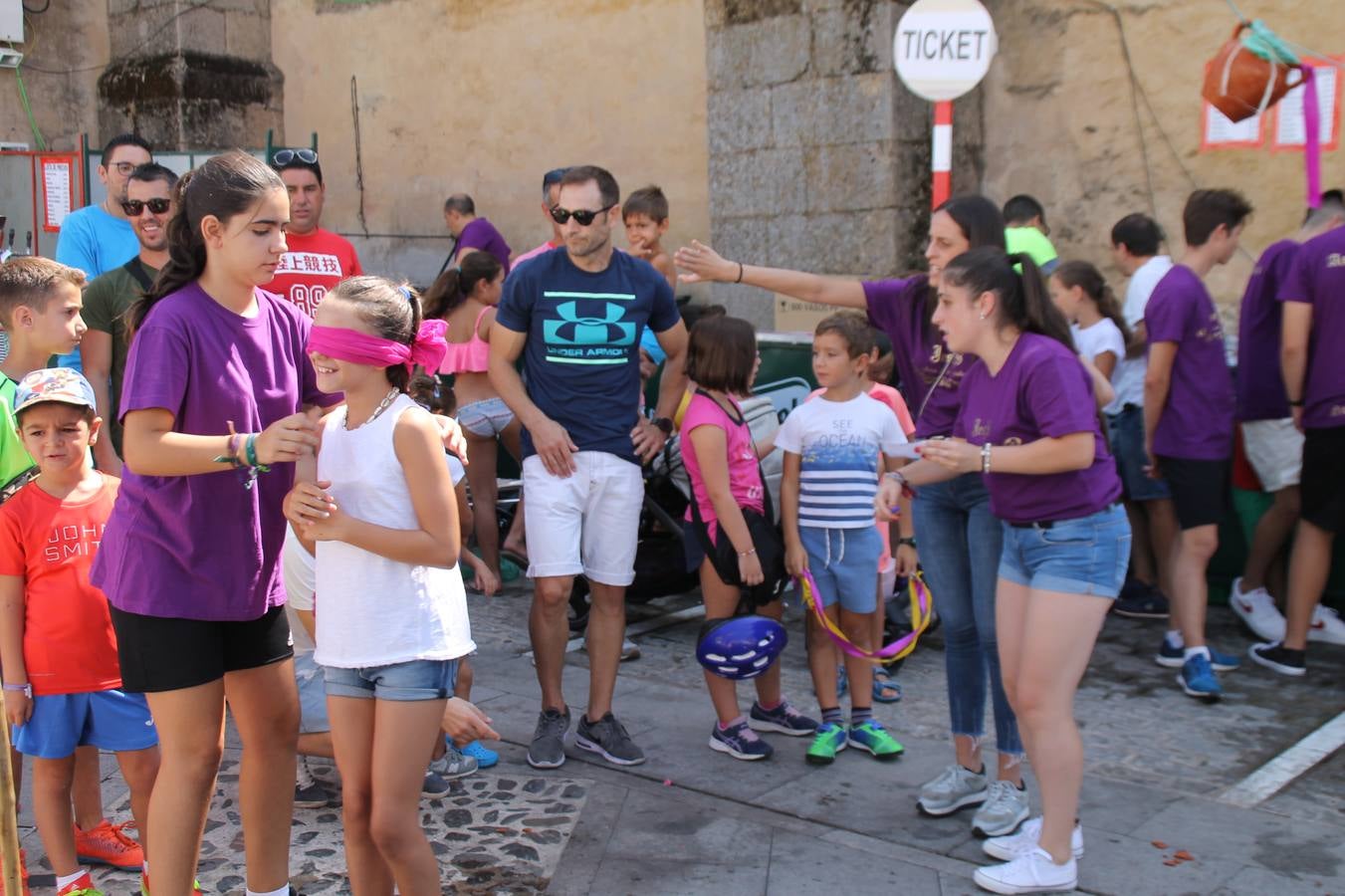La Agrupación Musical Nuestro Padre Jesús Nazareno abrió el programa de la 'Velá' de Santa María con un magnífico concierto de verano. Todo un lujo disfrutar de la extraordinaria calidad de esta banda, al abrigo del templo visigodo jerezan. Sus integrantes deleitaron al público con la interpretación de obras muy conocidas, que invitaron a disfrutar de la fiesta que hoy prosigue en el Llano de Santa María. Esta mañana con los juegos populares: carrera de cintas en bicicleta, carrera de sacos, pucheros, juegos de agua..., junto a la apertura de la tradicional mesa de subasta y al servicio de barra para hacer frente al calor y disfrutar de sabores tradicionales, pues no ha faltado, como aperitivo, el pestorejo.