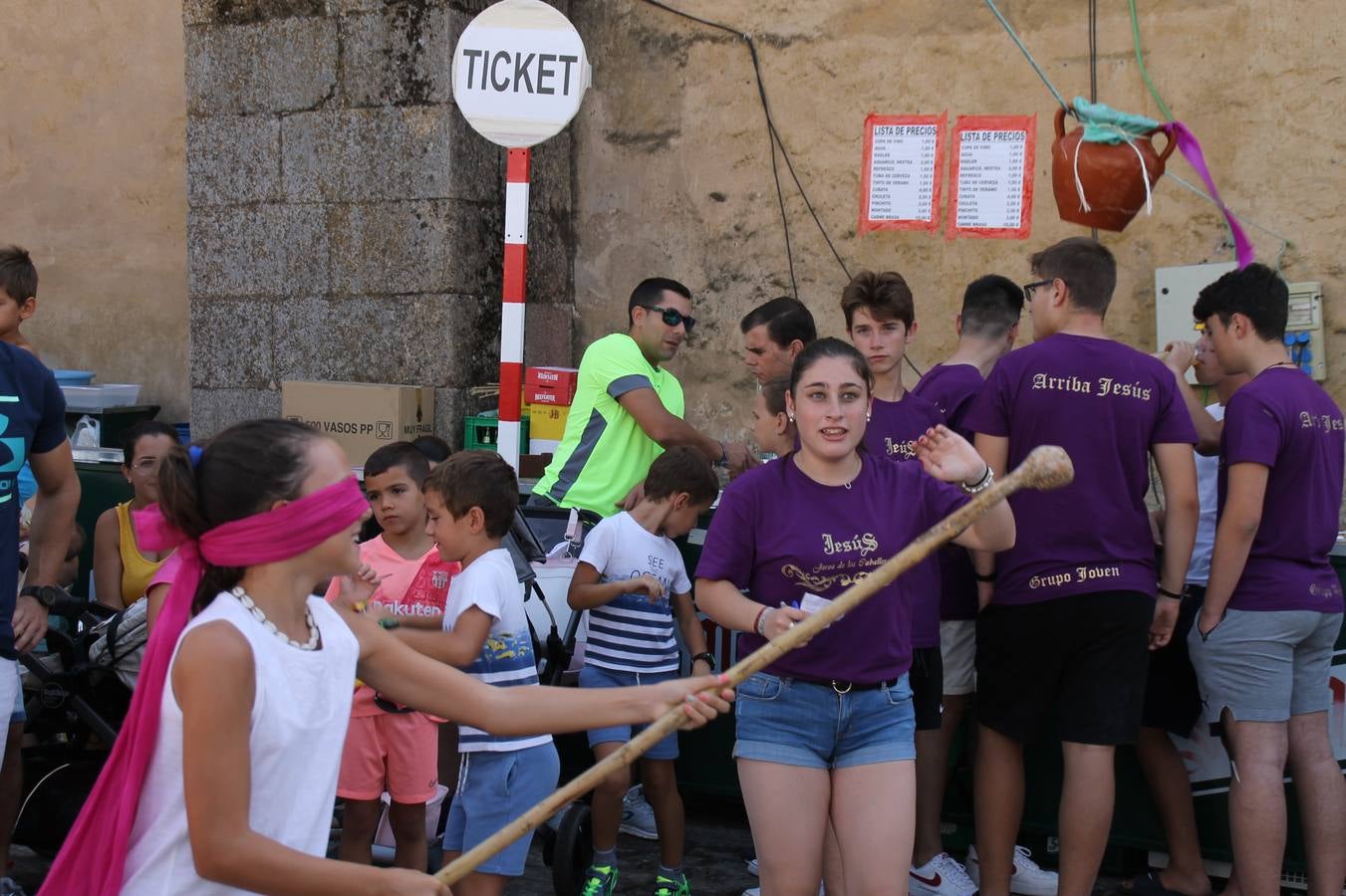 La Agrupación Musical Nuestro Padre Jesús Nazareno abrió el programa de la 'Velá' de Santa María con un magnífico concierto de verano. Todo un lujo disfrutar de la extraordinaria calidad de esta banda, al abrigo del templo visigodo jerezan. Sus integrantes deleitaron al público con la interpretación de obras muy conocidas, que invitaron a disfrutar de la fiesta que hoy prosigue en el Llano de Santa María. Esta mañana con los juegos populares: carrera de cintas en bicicleta, carrera de sacos, pucheros, juegos de agua..., junto a la apertura de la tradicional mesa de subasta y al servicio de barra para hacer frente al calor y disfrutar de sabores tradicionales, pues no ha faltado, como aperitivo, el pestorejo.