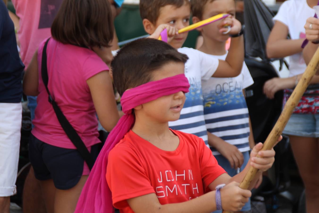 La Agrupación Musical Nuestro Padre Jesús Nazareno abrió el programa de la 'Velá' de Santa María con un magnífico concierto de verano. Todo un lujo disfrutar de la extraordinaria calidad de esta banda, al abrigo del templo visigodo jerezan. Sus integrantes deleitaron al público con la interpretación de obras muy conocidas, que invitaron a disfrutar de la fiesta que hoy prosigue en el Llano de Santa María. Esta mañana con los juegos populares: carrera de cintas en bicicleta, carrera de sacos, pucheros, juegos de agua..., junto a la apertura de la tradicional mesa de subasta y al servicio de barra para hacer frente al calor y disfrutar de sabores tradicionales, pues no ha faltado, como aperitivo, el pestorejo.