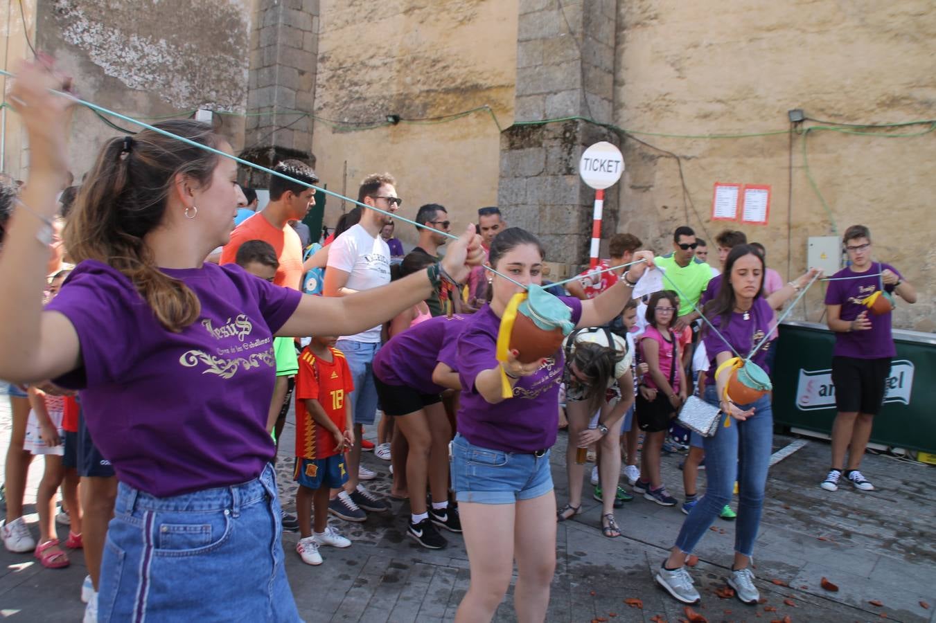 La Agrupación Musical Nuestro Padre Jesús Nazareno abrió el programa de la 'Velá' de Santa María con un magnífico concierto de verano. Todo un lujo disfrutar de la extraordinaria calidad de esta banda, al abrigo del templo visigodo jerezan. Sus integrantes deleitaron al público con la interpretación de obras muy conocidas, que invitaron a disfrutar de la fiesta que hoy prosigue en el Llano de Santa María. Esta mañana con los juegos populares: carrera de cintas en bicicleta, carrera de sacos, pucheros, juegos de agua..., junto a la apertura de la tradicional mesa de subasta y al servicio de barra para hacer frente al calor y disfrutar de sabores tradicionales, pues no ha faltado, como aperitivo, el pestorejo.