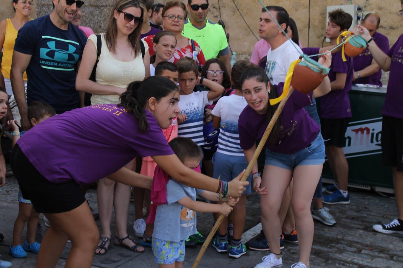 La Agrupación Musical Nuestro Padre Jesús Nazareno abrió el programa de la 'Velá' de Santa María con un magnífico concierto de verano. Todo un lujo disfrutar de la extraordinaria calidad de esta banda, al abrigo del templo visigodo jerezan. Sus integrantes deleitaron al público con la interpretación de obras muy conocidas, que invitaron a disfrutar de la fiesta que hoy prosigue en el Llano de Santa María. Esta mañana con los juegos populares: carrera de cintas en bicicleta, carrera de sacos, pucheros, juegos de agua..., junto a la apertura de la tradicional mesa de subasta y al servicio de barra para hacer frente al calor y disfrutar de sabores tradicionales, pues no ha faltado, como aperitivo, el pestorejo.