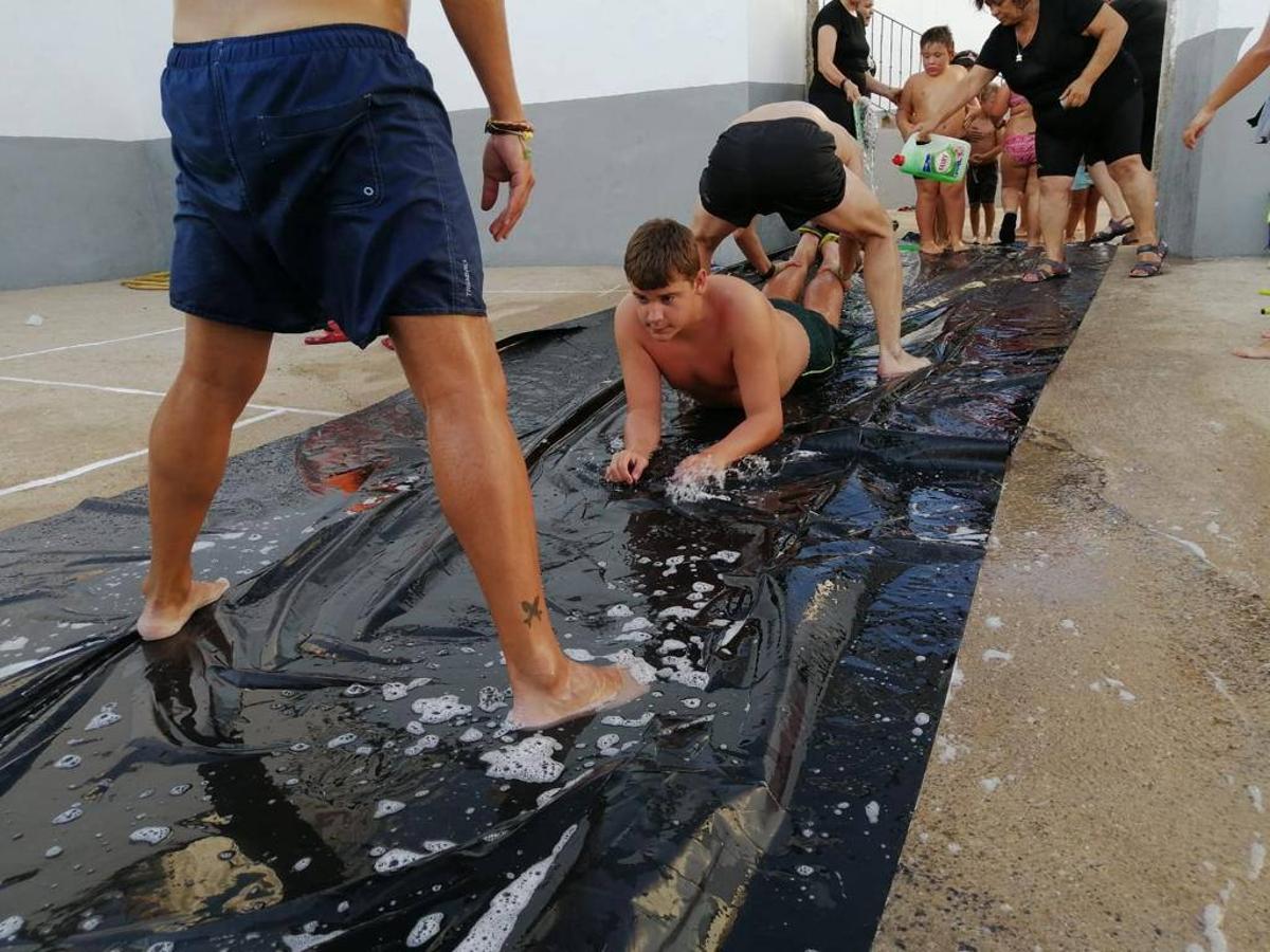 'Euexia Rural' ha celebrado, este fin de semana, su primer 'Campus deportivo inclusivo'. La actividad se ha desarrollado en el Palacio de los Guzmanes y ha contado con un variado programa de actividades: juegos acuáticos, 'máster chef', cine, baloncesto, fútbol, tenis, actividades nocturnas, etc. Jesús Sosa, presidente de la citada Asociación, ha señalado que «ha sido un campus muy diferente, tanto por el aprendizaje en diversidad de los niños como por el entorno en el que ha tenido lugar». Unas 55 personas, entre ellas, 25 niños, han formado parte de este Campus en el que «personas con discapacidad de nuestra asociación y otros colectivos en riesgo de exclusión social han participado con el rol de monitores, perdiendo, así, el rol de beneficiarios que han venido teniendo históricamente», indica Sosa. La actividad ha contado con el apoyo de la Fundación 'Alfonso Gallardo' y la colaboración de la Diputación de Badajoz, el Ayuntamiento de Jerez y la Fundación 'Decathlon'.