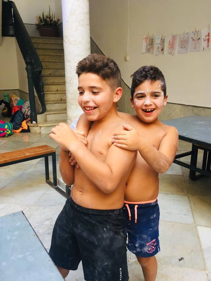 'Euexia Rural' ha celebrado, este fin de semana, su primer 'Campus deportivo inclusivo'. La actividad se ha desarrollado en el Palacio de los Guzmanes y ha contado con un variado programa de actividades: juegos acuáticos, 'máster chef', cine, baloncesto, fútbol, tenis, actividades nocturnas, etc. Jesús Sosa, presidente de la citada Asociación, ha señalado que «ha sido un campus muy diferente, tanto por el aprendizaje en diversidad de los niños como por el entorno en el que ha tenido lugar». Unas 55 personas, entre ellas, 25 niños, han formado parte de este Campus en el que «personas con discapacidad de nuestra asociación y otros colectivos en riesgo de exclusión social han participado con el rol de monitores, perdiendo, así, el rol de beneficiarios que han venido teniendo históricamente», indica Sosa. La actividad ha contado con el apoyo de la Fundación 'Alfonso Gallardo' y la colaboración de la Diputación de Badajoz, el Ayuntamiento de Jerez y la Fundación 'Decathlon'.