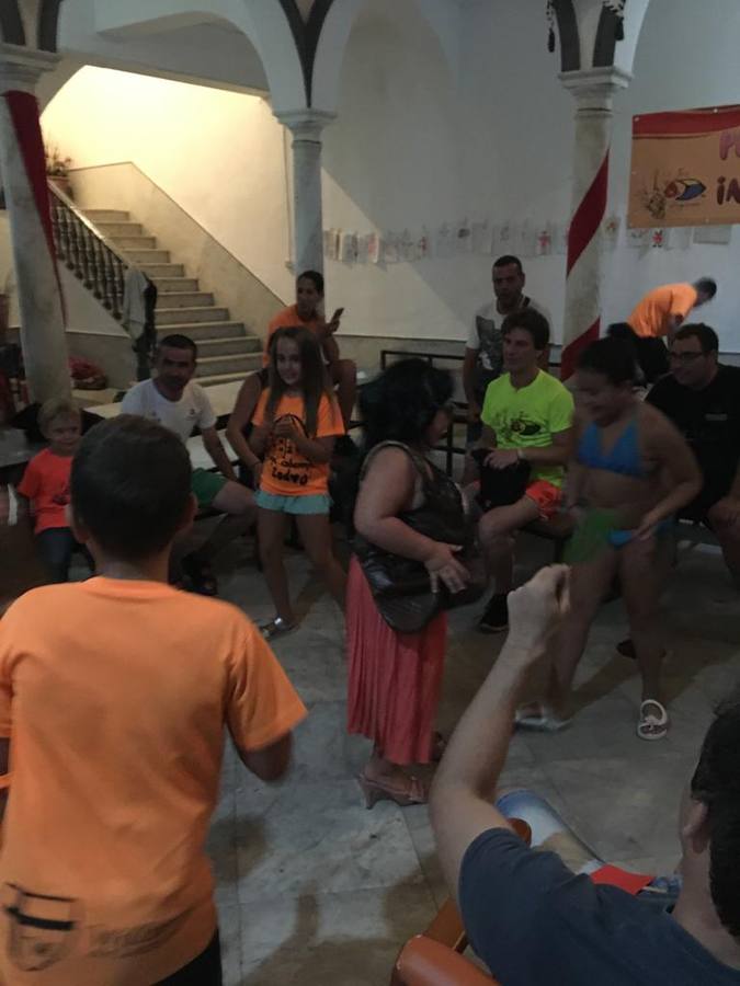 'Euexia Rural' ha celebrado, este fin de semana, su primer 'Campus deportivo inclusivo'. La actividad se ha desarrollado en el Palacio de los Guzmanes y ha contado con un variado programa de actividades: juegos acuáticos, 'máster chef', cine, baloncesto, fútbol, tenis, actividades nocturnas, etc. Jesús Sosa, presidente de la citada Asociación, ha señalado que «ha sido un campus muy diferente, tanto por el aprendizaje en diversidad de los niños como por el entorno en el que ha tenido lugar». Unas 55 personas, entre ellas, 25 niños, han formado parte de este Campus en el que «personas con discapacidad de nuestra asociación y otros colectivos en riesgo de exclusión social han participado con el rol de monitores, perdiendo, así, el rol de beneficiarios que han venido teniendo históricamente», indica Sosa. La actividad ha contado con el apoyo de la Fundación 'Alfonso Gallardo' y la colaboración de la Diputación de Badajoz, el Ayuntamiento de Jerez y la Fundación 'Decathlon'.