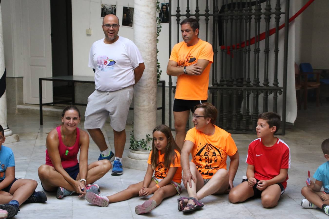 'Euexia Rural' ha celebrado, este fin de semana, su primer 'Campus deportivo inclusivo'. La actividad se ha desarrollado en el Palacio de los Guzmanes y ha contado con un variado programa de actividades: juegos acuáticos, 'máster chef', cine, baloncesto, fútbol, tenis, actividades nocturnas, etc. Jesús Sosa, presidente de la citada Asociación, ha señalado que «ha sido un campus muy diferente, tanto por el aprendizaje en diversidad de los niños como por el entorno en el que ha tenido lugar». Unas 55 personas, entre ellas, 25 niños, han formado parte de este Campus en el que «personas con discapacidad de nuestra asociación y otros colectivos en riesgo de exclusión social han participado con el rol de monitores, perdiendo, así, el rol de beneficiarios que han venido teniendo históricamente», indica Sosa. La actividad ha contado con el apoyo de la Fundación 'Alfonso Gallardo' y la colaboración de la Diputación de Badajoz, el Ayuntamiento de Jerez y la Fundación 'Decathlon'.