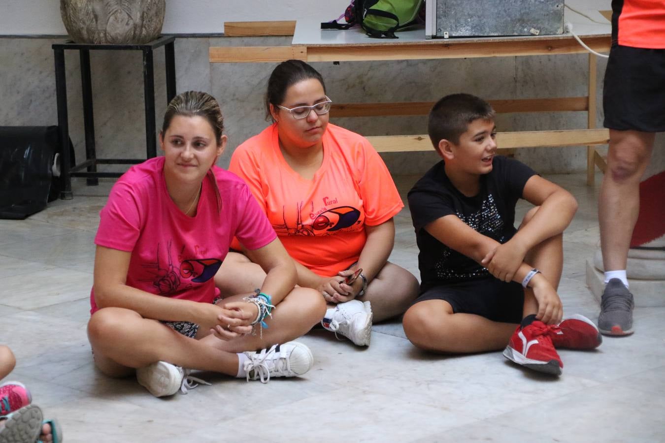 'Euexia Rural' ha celebrado, este fin de semana, su primer 'Campus deportivo inclusivo'. La actividad se ha desarrollado en el Palacio de los Guzmanes y ha contado con un variado programa de actividades: juegos acuáticos, 'máster chef', cine, baloncesto, fútbol, tenis, actividades nocturnas, etc. Jesús Sosa, presidente de la citada Asociación, ha señalado que «ha sido un campus muy diferente, tanto por el aprendizaje en diversidad de los niños como por el entorno en el que ha tenido lugar». Unas 55 personas, entre ellas, 25 niños, han formado parte de este Campus en el que «personas con discapacidad de nuestra asociación y otros colectivos en riesgo de exclusión social han participado con el rol de monitores, perdiendo, así, el rol de beneficiarios que han venido teniendo históricamente», indica Sosa. La actividad ha contado con el apoyo de la Fundación 'Alfonso Gallardo' y la colaboración de la Diputación de Badajoz, el Ayuntamiento de Jerez y la Fundación 'Decathlon'.