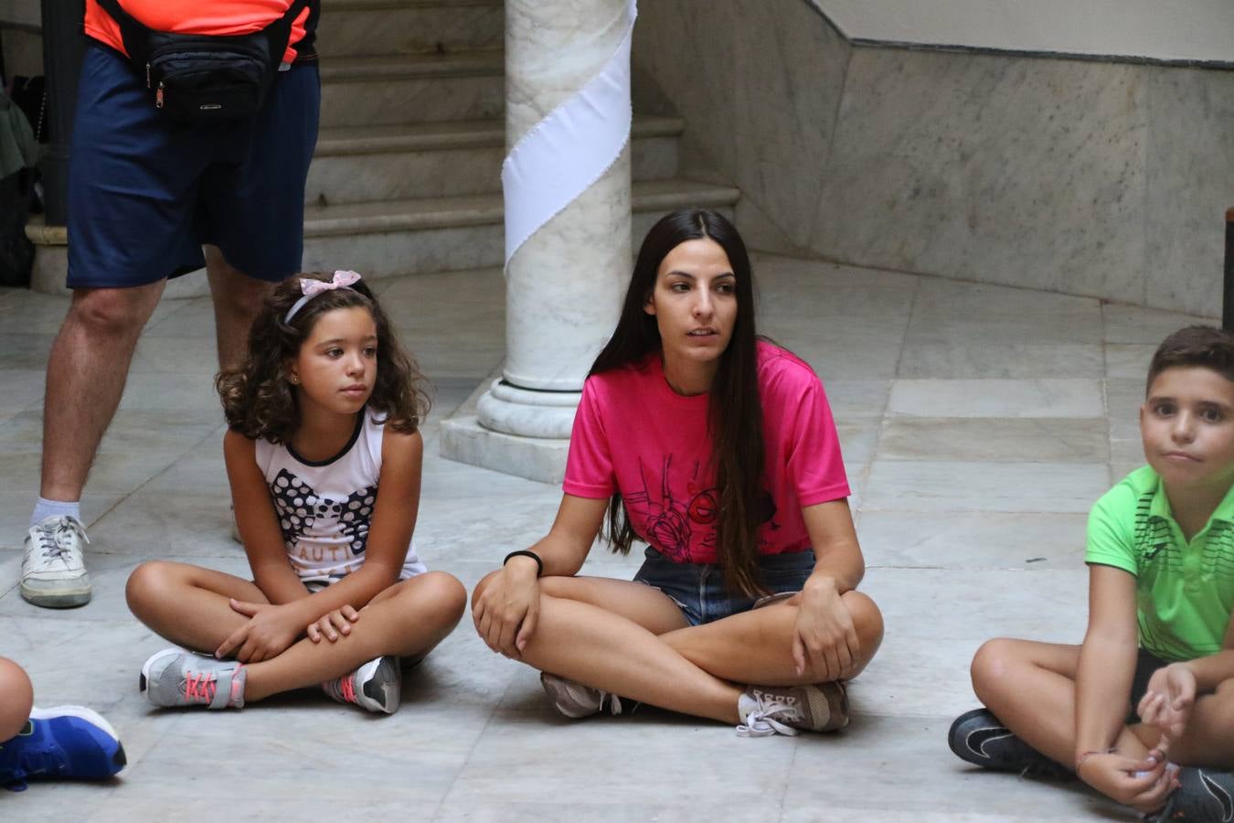 'Euexia Rural' ha celebrado, este fin de semana, su primer 'Campus deportivo inclusivo'. La actividad se ha desarrollado en el Palacio de los Guzmanes y ha contado con un variado programa de actividades: juegos acuáticos, 'máster chef', cine, baloncesto, fútbol, tenis, actividades nocturnas, etc. Jesús Sosa, presidente de la citada Asociación, ha señalado que «ha sido un campus muy diferente, tanto por el aprendizaje en diversidad de los niños como por el entorno en el que ha tenido lugar». Unas 55 personas, entre ellas, 25 niños, han formado parte de este Campus en el que «personas con discapacidad de nuestra asociación y otros colectivos en riesgo de exclusión social han participado con el rol de monitores, perdiendo, así, el rol de beneficiarios que han venido teniendo históricamente», indica Sosa. La actividad ha contado con el apoyo de la Fundación 'Alfonso Gallardo' y la colaboración de la Diputación de Badajoz, el Ayuntamiento de Jerez y la Fundación 'Decathlon'.