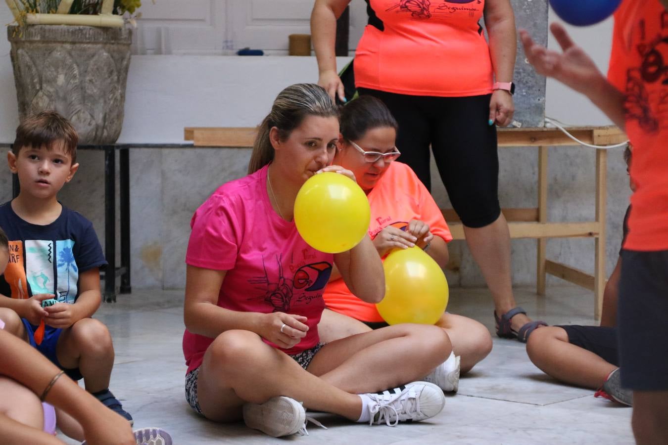'Euexia Rural' ha celebrado, este fin de semana, su primer 'Campus deportivo inclusivo'. La actividad se ha desarrollado en el Palacio de los Guzmanes y ha contado con un variado programa de actividades: juegos acuáticos, 'máster chef', cine, baloncesto, fútbol, tenis, actividades nocturnas, etc. Jesús Sosa, presidente de la citada Asociación, ha señalado que «ha sido un campus muy diferente, tanto por el aprendizaje en diversidad de los niños como por el entorno en el que ha tenido lugar». Unas 55 personas, entre ellas, 25 niños, han formado parte de este Campus en el que «personas con discapacidad de nuestra asociación y otros colectivos en riesgo de exclusión social han participado con el rol de monitores, perdiendo, así, el rol de beneficiarios que han venido teniendo históricamente», indica Sosa. La actividad ha contado con el apoyo de la Fundación 'Alfonso Gallardo' y la colaboración de la Diputación de Badajoz, el Ayuntamiento de Jerez y la Fundación 'Decathlon'.