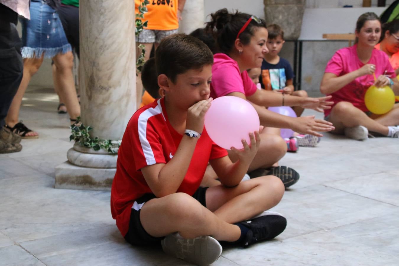 'Euexia Rural' ha celebrado, este fin de semana, su primer 'Campus deportivo inclusivo'. La actividad se ha desarrollado en el Palacio de los Guzmanes y ha contado con un variado programa de actividades: juegos acuáticos, 'máster chef', cine, baloncesto, fútbol, tenis, actividades nocturnas, etc. Jesús Sosa, presidente de la citada Asociación, ha señalado que «ha sido un campus muy diferente, tanto por el aprendizaje en diversidad de los niños como por el entorno en el que ha tenido lugar». Unas 55 personas, entre ellas, 25 niños, han formado parte de este Campus en el que «personas con discapacidad de nuestra asociación y otros colectivos en riesgo de exclusión social han participado con el rol de monitores, perdiendo, así, el rol de beneficiarios que han venido teniendo históricamente», indica Sosa. La actividad ha contado con el apoyo de la Fundación 'Alfonso Gallardo' y la colaboración de la Diputación de Badajoz, el Ayuntamiento de Jerez y la Fundación 'Decathlon'.