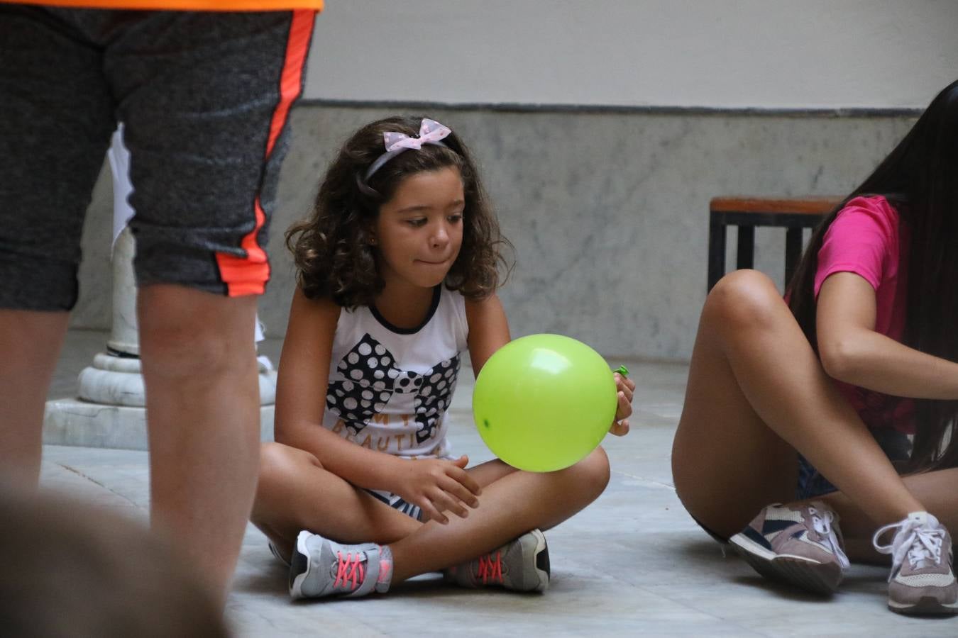'Euexia Rural' ha celebrado, este fin de semana, su primer 'Campus deportivo inclusivo'. La actividad se ha desarrollado en el Palacio de los Guzmanes y ha contado con un variado programa de actividades: juegos acuáticos, 'máster chef', cine, baloncesto, fútbol, tenis, actividades nocturnas, etc. Jesús Sosa, presidente de la citada Asociación, ha señalado que «ha sido un campus muy diferente, tanto por el aprendizaje en diversidad de los niños como por el entorno en el que ha tenido lugar». Unas 55 personas, entre ellas, 25 niños, han formado parte de este Campus en el que «personas con discapacidad de nuestra asociación y otros colectivos en riesgo de exclusión social han participado con el rol de monitores, perdiendo, así, el rol de beneficiarios que han venido teniendo históricamente», indica Sosa. La actividad ha contado con el apoyo de la Fundación 'Alfonso Gallardo' y la colaboración de la Diputación de Badajoz, el Ayuntamiento de Jerez y la Fundación 'Decathlon'.