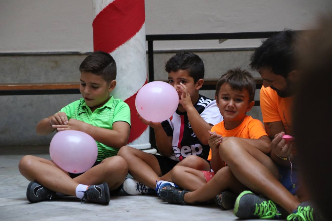 'Euexia Rural' ha celebrado, este fin de semana, su primer 'Campus deportivo inclusivo'. La actividad se ha desarrollado en el Palacio de los Guzmanes y ha contado con un variado programa de actividades: juegos acuáticos, 'máster chef', cine, baloncesto, fútbol, tenis, actividades nocturnas, etc. Jesús Sosa, presidente de la citada Asociación, ha señalado que «ha sido un campus muy diferente, tanto por el aprendizaje en diversidad de los niños como por el entorno en el que ha tenido lugar». Unas 55 personas, entre ellas, 25 niños, han formado parte de este Campus en el que «personas con discapacidad de nuestra asociación y otros colectivos en riesgo de exclusión social han participado con el rol de monitores, perdiendo, así, el rol de beneficiarios que han venido teniendo históricamente», indica Sosa. La actividad ha contado con el apoyo de la Fundación 'Alfonso Gallardo' y la colaboración de la Diputación de Badajoz, el Ayuntamiento de Jerez y la Fundación 'Decathlon'.