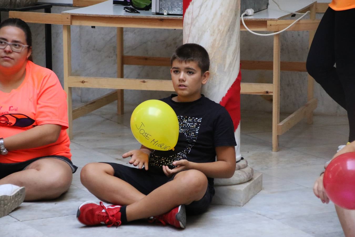 'Euexia Rural' ha celebrado, este fin de semana, su primer 'Campus deportivo inclusivo'. La actividad se ha desarrollado en el Palacio de los Guzmanes y ha contado con un variado programa de actividades: juegos acuáticos, 'máster chef', cine, baloncesto, fútbol, tenis, actividades nocturnas, etc. Jesús Sosa, presidente de la citada Asociación, ha señalado que «ha sido un campus muy diferente, tanto por el aprendizaje en diversidad de los niños como por el entorno en el que ha tenido lugar». Unas 55 personas, entre ellas, 25 niños, han formado parte de este Campus en el que «personas con discapacidad de nuestra asociación y otros colectivos en riesgo de exclusión social han participado con el rol de monitores, perdiendo, así, el rol de beneficiarios que han venido teniendo históricamente», indica Sosa. La actividad ha contado con el apoyo de la Fundación 'Alfonso Gallardo' y la colaboración de la Diputación de Badajoz, el Ayuntamiento de Jerez y la Fundación 'Decathlon'.