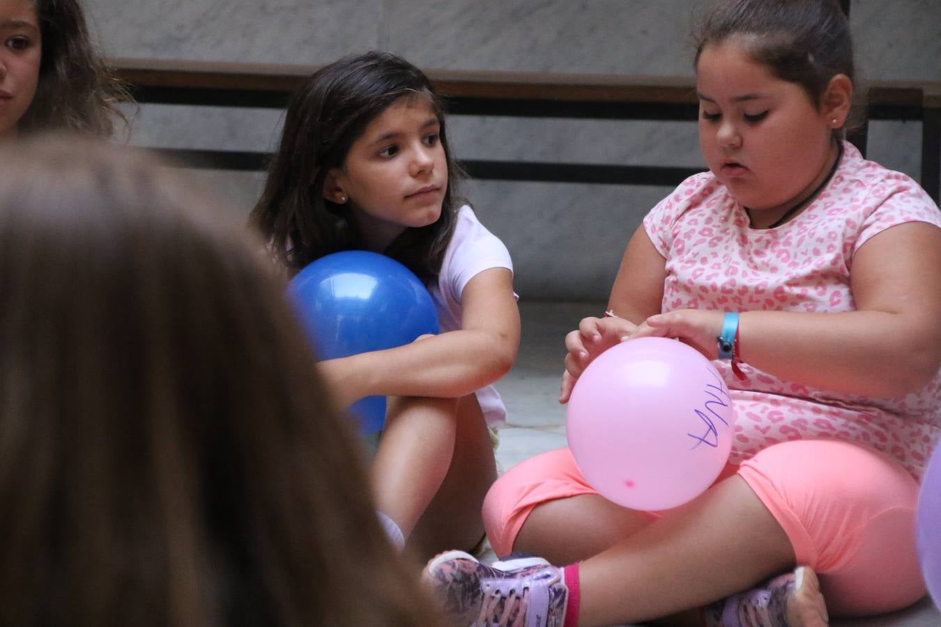 'Euexia Rural' ha celebrado, este fin de semana, su primer 'Campus deportivo inclusivo'. La actividad se ha desarrollado en el Palacio de los Guzmanes y ha contado con un variado programa de actividades: juegos acuáticos, 'máster chef', cine, baloncesto, fútbol, tenis, actividades nocturnas, etc. Jesús Sosa, presidente de la citada Asociación, ha señalado que «ha sido un campus muy diferente, tanto por el aprendizaje en diversidad de los niños como por el entorno en el que ha tenido lugar». Unas 55 personas, entre ellas, 25 niños, han formado parte de este Campus en el que «personas con discapacidad de nuestra asociación y otros colectivos en riesgo de exclusión social han participado con el rol de monitores, perdiendo, así, el rol de beneficiarios que han venido teniendo históricamente», indica Sosa. La actividad ha contado con el apoyo de la Fundación 'Alfonso Gallardo' y la colaboración de la Diputación de Badajoz, el Ayuntamiento de Jerez y la Fundación 'Decathlon'.