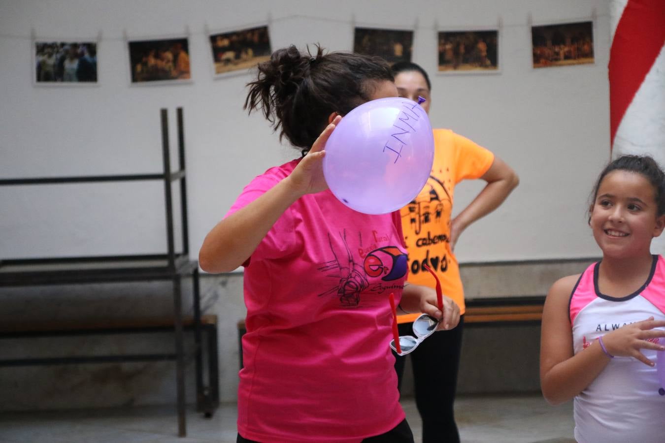 'Euexia Rural' ha celebrado, este fin de semana, su primer 'Campus deportivo inclusivo'. La actividad se ha desarrollado en el Palacio de los Guzmanes y ha contado con un variado programa de actividades: juegos acuáticos, 'máster chef', cine, baloncesto, fútbol, tenis, actividades nocturnas, etc. Jesús Sosa, presidente de la citada Asociación, ha señalado que «ha sido un campus muy diferente, tanto por el aprendizaje en diversidad de los niños como por el entorno en el que ha tenido lugar». Unas 55 personas, entre ellas, 25 niños, han formado parte de este Campus en el que «personas con discapacidad de nuestra asociación y otros colectivos en riesgo de exclusión social han participado con el rol de monitores, perdiendo, así, el rol de beneficiarios que han venido teniendo históricamente», indica Sosa. La actividad ha contado con el apoyo de la Fundación 'Alfonso Gallardo' y la colaboración de la Diputación de Badajoz, el Ayuntamiento de Jerez y la Fundación 'Decathlon'.