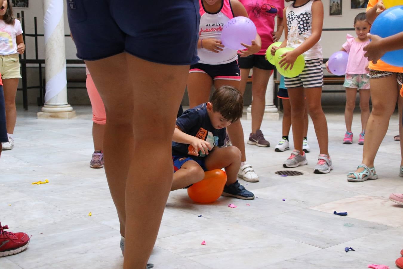 'Euexia Rural' ha celebrado, este fin de semana, su primer 'Campus deportivo inclusivo'. La actividad se ha desarrollado en el Palacio de los Guzmanes y ha contado con un variado programa de actividades: juegos acuáticos, 'máster chef', cine, baloncesto, fútbol, tenis, actividades nocturnas, etc. Jesús Sosa, presidente de la citada Asociación, ha señalado que «ha sido un campus muy diferente, tanto por el aprendizaje en diversidad de los niños como por el entorno en el que ha tenido lugar». Unas 55 personas, entre ellas, 25 niños, han formado parte de este Campus en el que «personas con discapacidad de nuestra asociación y otros colectivos en riesgo de exclusión social han participado con el rol de monitores, perdiendo, así, el rol de beneficiarios que han venido teniendo históricamente», indica Sosa. La actividad ha contado con el apoyo de la Fundación 'Alfonso Gallardo' y la colaboración de la Diputación de Badajoz, el Ayuntamiento de Jerez y la Fundación 'Decathlon'.