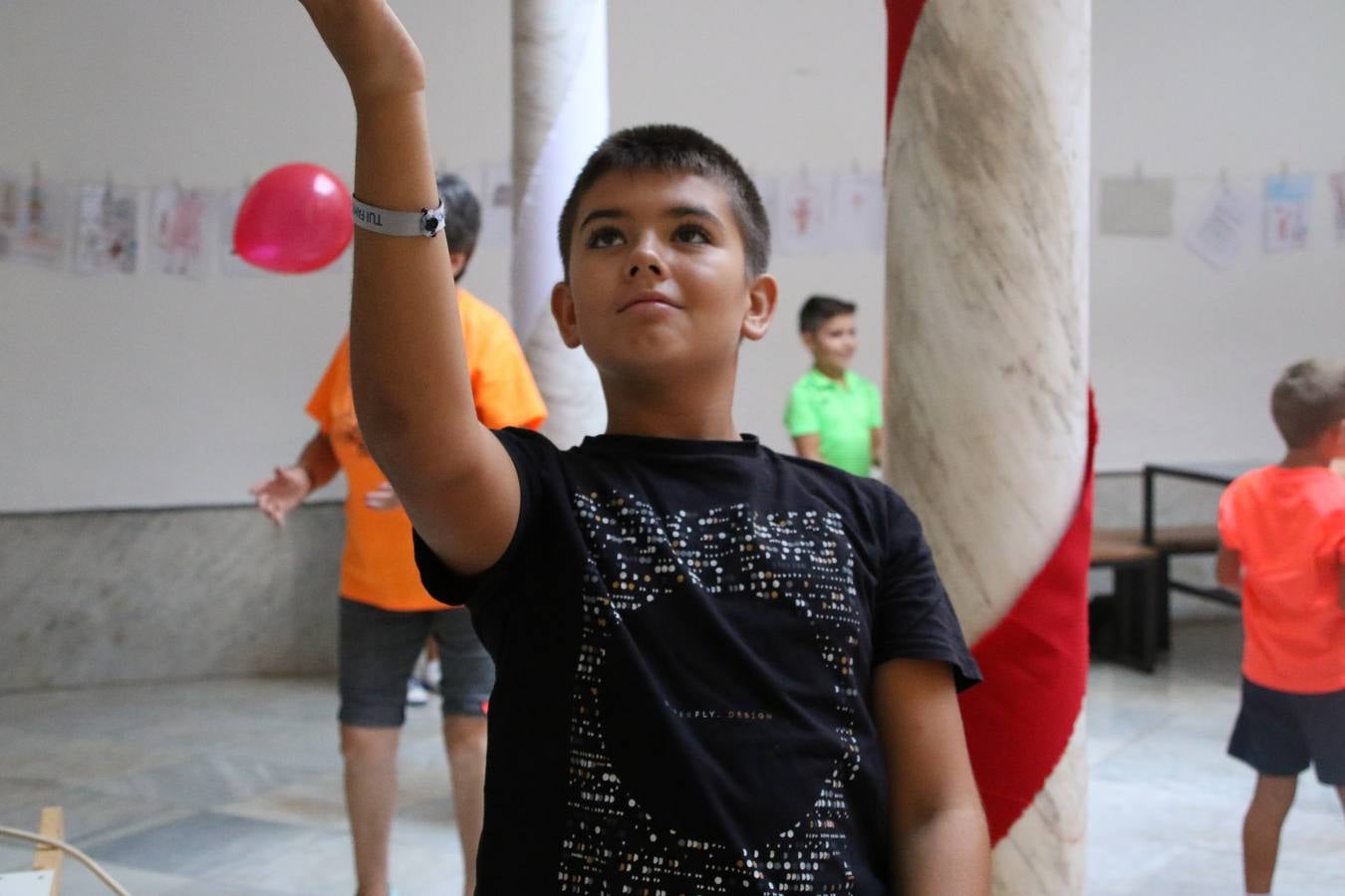 'Euexia Rural' ha celebrado, este fin de semana, su primer 'Campus deportivo inclusivo'. La actividad se ha desarrollado en el Palacio de los Guzmanes y ha contado con un variado programa de actividades: juegos acuáticos, 'máster chef', cine, baloncesto, fútbol, tenis, actividades nocturnas, etc. Jesús Sosa, presidente de la citada Asociación, ha señalado que «ha sido un campus muy diferente, tanto por el aprendizaje en diversidad de los niños como por el entorno en el que ha tenido lugar». Unas 55 personas, entre ellas, 25 niños, han formado parte de este Campus en el que «personas con discapacidad de nuestra asociación y otros colectivos en riesgo de exclusión social han participado con el rol de monitores, perdiendo, así, el rol de beneficiarios que han venido teniendo históricamente», indica Sosa. La actividad ha contado con el apoyo de la Fundación 'Alfonso Gallardo' y la colaboración de la Diputación de Badajoz, el Ayuntamiento de Jerez y la Fundación 'Decathlon'.