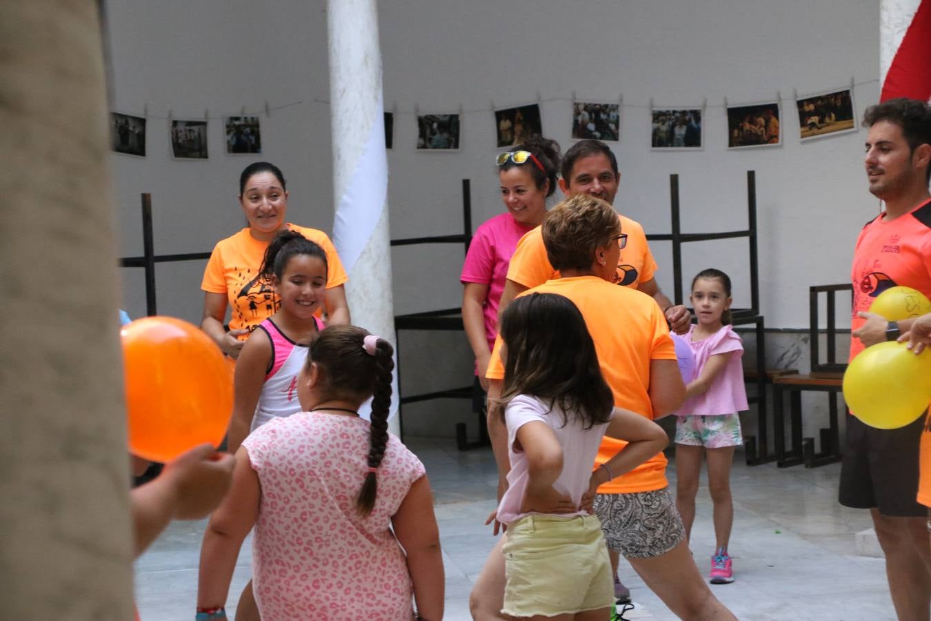 'Euexia Rural' ha celebrado, este fin de semana, su primer 'Campus deportivo inclusivo'. La actividad se ha desarrollado en el Palacio de los Guzmanes y ha contado con un variado programa de actividades: juegos acuáticos, 'máster chef', cine, baloncesto, fútbol, tenis, actividades nocturnas, etc. Jesús Sosa, presidente de la citada Asociación, ha señalado que «ha sido un campus muy diferente, tanto por el aprendizaje en diversidad de los niños como por el entorno en el que ha tenido lugar». Unas 55 personas, entre ellas, 25 niños, han formado parte de este Campus en el que «personas con discapacidad de nuestra asociación y otros colectivos en riesgo de exclusión social han participado con el rol de monitores, perdiendo, así, el rol de beneficiarios que han venido teniendo históricamente», indica Sosa. La actividad ha contado con el apoyo de la Fundación 'Alfonso Gallardo' y la colaboración de la Diputación de Badajoz, el Ayuntamiento de Jerez y la Fundación 'Decathlon'.