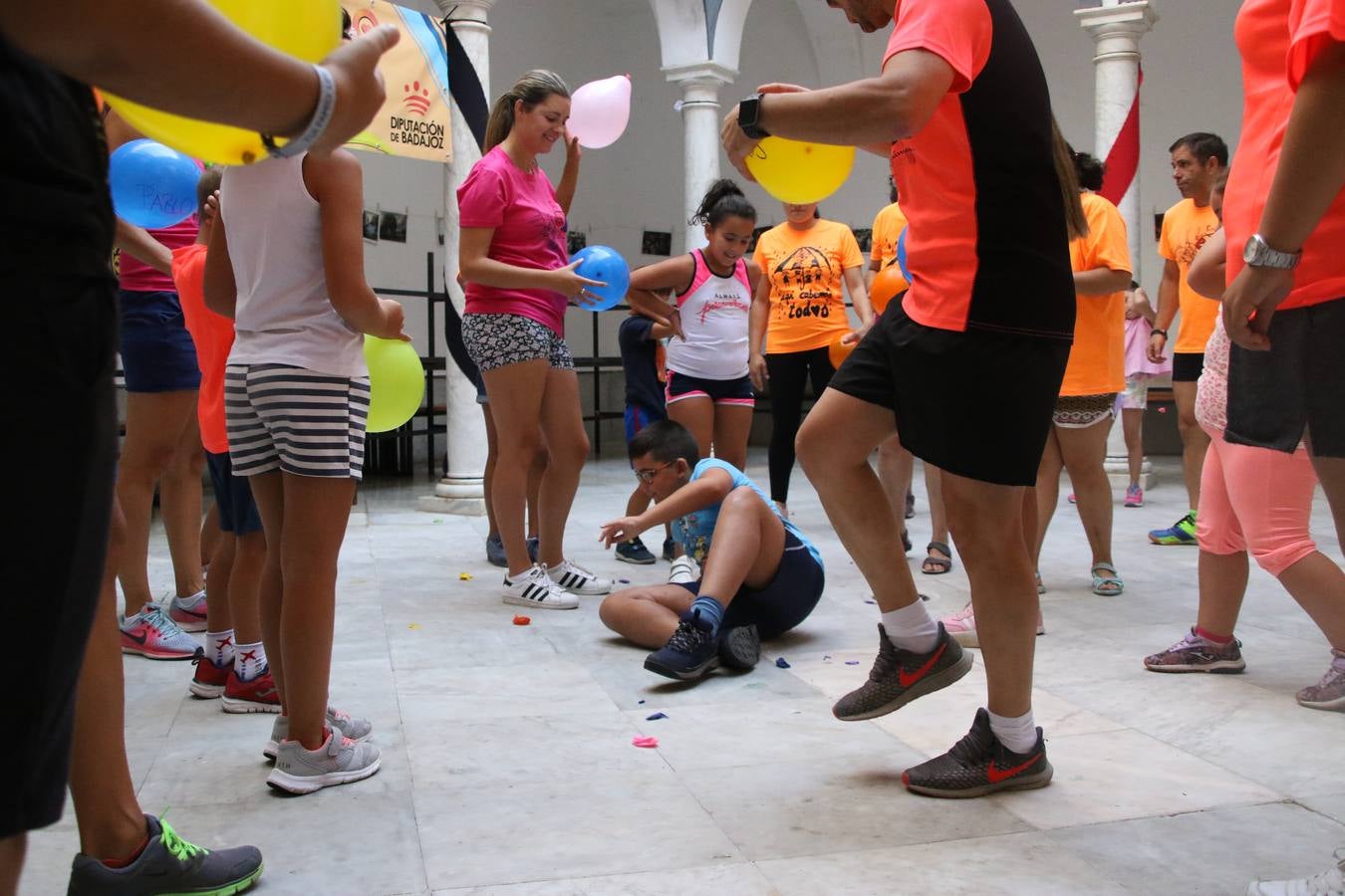 'Euexia Rural' ha celebrado, este fin de semana, su primer 'Campus deportivo inclusivo'. La actividad se ha desarrollado en el Palacio de los Guzmanes y ha contado con un variado programa de actividades: juegos acuáticos, 'máster chef', cine, baloncesto, fútbol, tenis, actividades nocturnas, etc. Jesús Sosa, presidente de la citada Asociación, ha señalado que «ha sido un campus muy diferente, tanto por el aprendizaje en diversidad de los niños como por el entorno en el que ha tenido lugar». Unas 55 personas, entre ellas, 25 niños, han formado parte de este Campus en el que «personas con discapacidad de nuestra asociación y otros colectivos en riesgo de exclusión social han participado con el rol de monitores, perdiendo, así, el rol de beneficiarios que han venido teniendo históricamente», indica Sosa. La actividad ha contado con el apoyo de la Fundación 'Alfonso Gallardo' y la colaboración de la Diputación de Badajoz, el Ayuntamiento de Jerez y la Fundación 'Decathlon'.