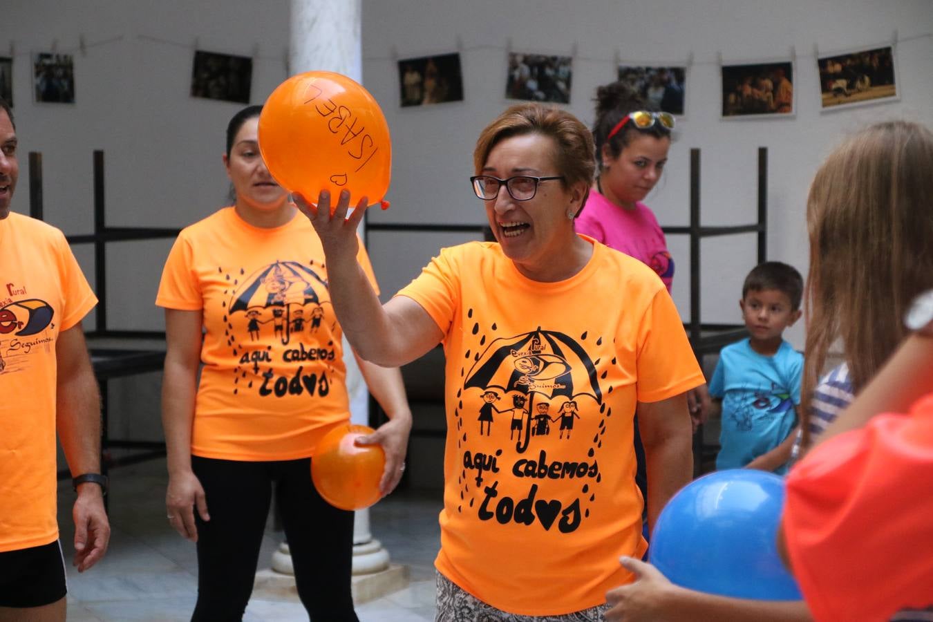 'Euexia Rural' ha celebrado, este fin de semana, su primer 'Campus deportivo inclusivo'. La actividad se ha desarrollado en el Palacio de los Guzmanes y ha contado con un variado programa de actividades: juegos acuáticos, 'máster chef', cine, baloncesto, fútbol, tenis, actividades nocturnas, etc. Jesús Sosa, presidente de la citada Asociación, ha señalado que «ha sido un campus muy diferente, tanto por el aprendizaje en diversidad de los niños como por el entorno en el que ha tenido lugar». Unas 55 personas, entre ellas, 25 niños, han formado parte de este Campus en el que «personas con discapacidad de nuestra asociación y otros colectivos en riesgo de exclusión social han participado con el rol de monitores, perdiendo, así, el rol de beneficiarios que han venido teniendo históricamente», indica Sosa. La actividad ha contado con el apoyo de la Fundación 'Alfonso Gallardo' y la colaboración de la Diputación de Badajoz, el Ayuntamiento de Jerez y la Fundación 'Decathlon'.