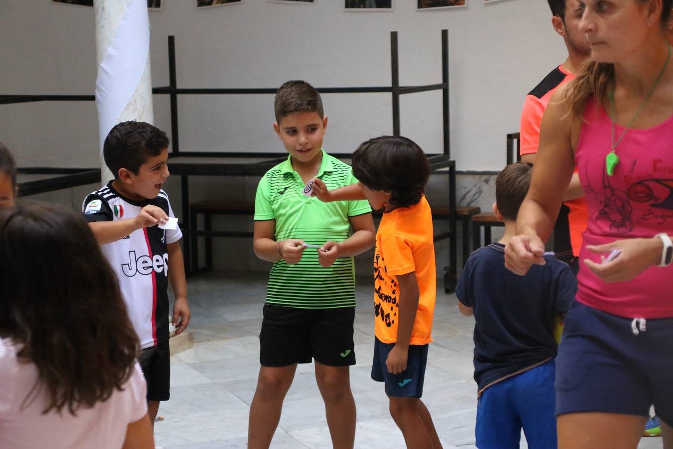 'Euexia Rural' ha celebrado, este fin de semana, su primer 'Campus deportivo inclusivo'. La actividad se ha desarrollado en el Palacio de los Guzmanes y ha contado con un variado programa de actividades: juegos acuáticos, 'máster chef', cine, baloncesto, fútbol, tenis, actividades nocturnas, etc. Jesús Sosa, presidente de la citada Asociación, ha señalado que «ha sido un campus muy diferente, tanto por el aprendizaje en diversidad de los niños como por el entorno en el que ha tenido lugar». Unas 55 personas, entre ellas, 25 niños, han formado parte de este Campus en el que «personas con discapacidad de nuestra asociación y otros colectivos en riesgo de exclusión social han participado con el rol de monitores, perdiendo, así, el rol de beneficiarios que han venido teniendo históricamente», indica Sosa. La actividad ha contado con el apoyo de la Fundación 'Alfonso Gallardo' y la colaboración de la Diputación de Badajoz, el Ayuntamiento de Jerez y la Fundación 'Decathlon'.