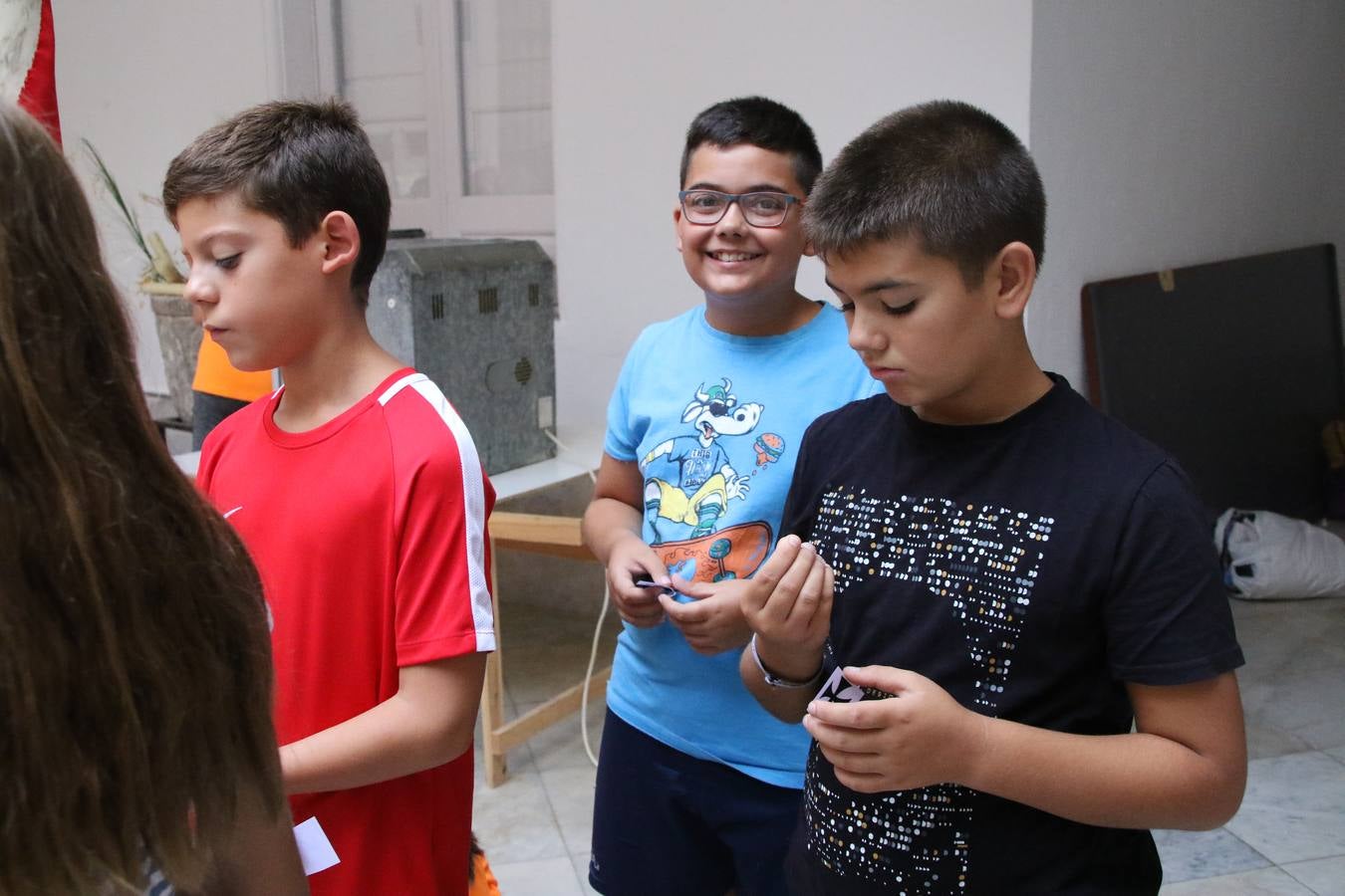 'Euexia Rural' ha celebrado, este fin de semana, su primer 'Campus deportivo inclusivo'. La actividad se ha desarrollado en el Palacio de los Guzmanes y ha contado con un variado programa de actividades: juegos acuáticos, 'máster chef', cine, baloncesto, fútbol, tenis, actividades nocturnas, etc. Jesús Sosa, presidente de la citada Asociación, ha señalado que «ha sido un campus muy diferente, tanto por el aprendizaje en diversidad de los niños como por el entorno en el que ha tenido lugar». Unas 55 personas, entre ellas, 25 niños, han formado parte de este Campus en el que «personas con discapacidad de nuestra asociación y otros colectivos en riesgo de exclusión social han participado con el rol de monitores, perdiendo, así, el rol de beneficiarios que han venido teniendo históricamente», indica Sosa. La actividad ha contado con el apoyo de la Fundación 'Alfonso Gallardo' y la colaboración de la Diputación de Badajoz, el Ayuntamiento de Jerez y la Fundación 'Decathlon'.