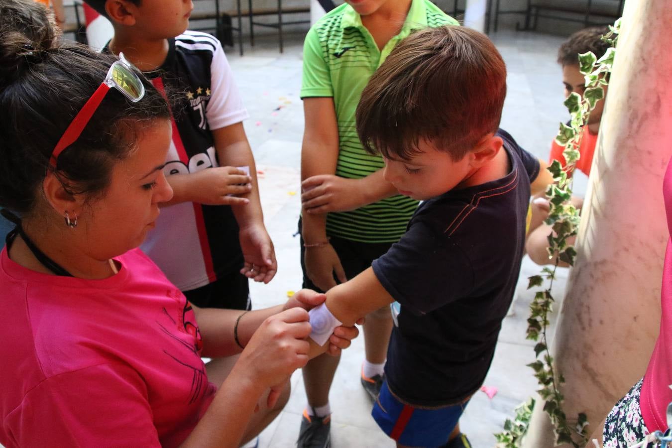 'Euexia Rural' ha celebrado, este fin de semana, su primer 'Campus deportivo inclusivo'. La actividad se ha desarrollado en el Palacio de los Guzmanes y ha contado con un variado programa de actividades: juegos acuáticos, 'máster chef', cine, baloncesto, fútbol, tenis, actividades nocturnas, etc. Jesús Sosa, presidente de la citada Asociación, ha señalado que «ha sido un campus muy diferente, tanto por el aprendizaje en diversidad de los niños como por el entorno en el que ha tenido lugar». Unas 55 personas, entre ellas, 25 niños, han formado parte de este Campus en el que «personas con discapacidad de nuestra asociación y otros colectivos en riesgo de exclusión social han participado con el rol de monitores, perdiendo, así, el rol de beneficiarios que han venido teniendo históricamente», indica Sosa. La actividad ha contado con el apoyo de la Fundación 'Alfonso Gallardo' y la colaboración de la Diputación de Badajoz, el Ayuntamiento de Jerez y la Fundación 'Decathlon'.