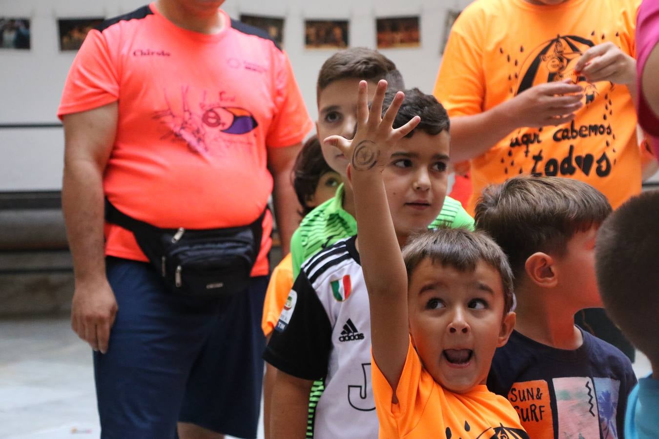 'Euexia Rural' ha celebrado, este fin de semana, su primer 'Campus deportivo inclusivo'. La actividad se ha desarrollado en el Palacio de los Guzmanes y ha contado con un variado programa de actividades: juegos acuáticos, 'máster chef', cine, baloncesto, fútbol, tenis, actividades nocturnas, etc. Jesús Sosa, presidente de la citada Asociación, ha señalado que «ha sido un campus muy diferente, tanto por el aprendizaje en diversidad de los niños como por el entorno en el que ha tenido lugar». Unas 55 personas, entre ellas, 25 niños, han formado parte de este Campus en el que «personas con discapacidad de nuestra asociación y otros colectivos en riesgo de exclusión social han participado con el rol de monitores, perdiendo, así, el rol de beneficiarios que han venido teniendo históricamente», indica Sosa. La actividad ha contado con el apoyo de la Fundación 'Alfonso Gallardo' y la colaboración de la Diputación de Badajoz, el Ayuntamiento de Jerez y la Fundación 'Decathlon'.