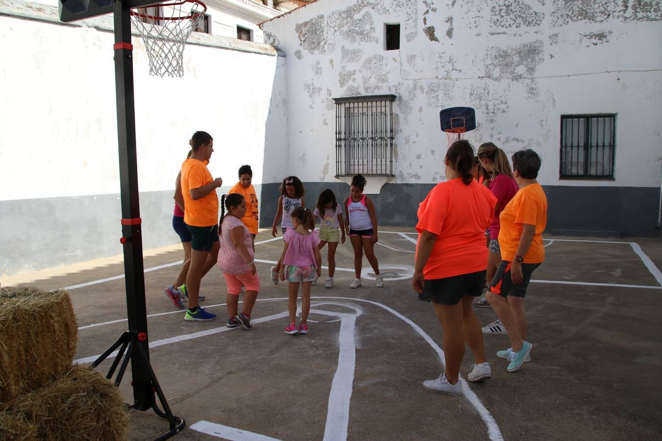 'Euexia Rural' ha celebrado, este fin de semana, su primer 'Campus deportivo inclusivo'. La actividad se ha desarrollado en el Palacio de los Guzmanes y ha contado con un variado programa de actividades: juegos acuáticos, 'máster chef', cine, baloncesto, fútbol, tenis, actividades nocturnas, etc. Jesús Sosa, presidente de la citada Asociación, ha señalado que «ha sido un campus muy diferente, tanto por el aprendizaje en diversidad de los niños como por el entorno en el que ha tenido lugar». Unas 55 personas, entre ellas, 25 niños, han formado parte de este Campus en el que «personas con discapacidad de nuestra asociación y otros colectivos en riesgo de exclusión social han participado con el rol de monitores, perdiendo, así, el rol de beneficiarios que han venido teniendo históricamente», indica Sosa. La actividad ha contado con el apoyo de la Fundación 'Alfonso Gallardo' y la colaboración de la Diputación de Badajoz, el Ayuntamiento de Jerez y la Fundación 'Decathlon'.