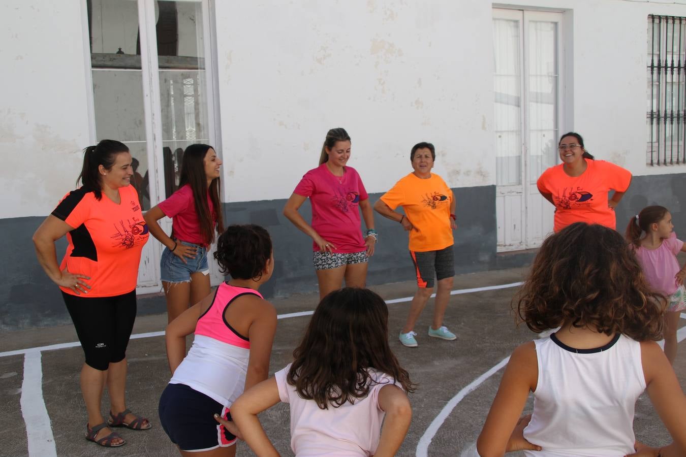 'Euexia Rural' ha celebrado, este fin de semana, su primer 'Campus deportivo inclusivo'. La actividad se ha desarrollado en el Palacio de los Guzmanes y ha contado con un variado programa de actividades: juegos acuáticos, 'máster chef', cine, baloncesto, fútbol, tenis, actividades nocturnas, etc. Jesús Sosa, presidente de la citada Asociación, ha señalado que «ha sido un campus muy diferente, tanto por el aprendizaje en diversidad de los niños como por el entorno en el que ha tenido lugar». Unas 55 personas, entre ellas, 25 niños, han formado parte de este Campus en el que «personas con discapacidad de nuestra asociación y otros colectivos en riesgo de exclusión social han participado con el rol de monitores, perdiendo, así, el rol de beneficiarios que han venido teniendo históricamente», indica Sosa. La actividad ha contado con el apoyo de la Fundación 'Alfonso Gallardo' y la colaboración de la Diputación de Badajoz, el Ayuntamiento de Jerez y la Fundación 'Decathlon'.
