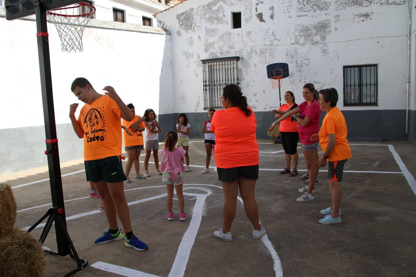 'Euexia Rural' ha celebrado, este fin de semana, su primer 'Campus deportivo inclusivo'. La actividad se ha desarrollado en el Palacio de los Guzmanes y ha contado con un variado programa de actividades: juegos acuáticos, 'máster chef', cine, baloncesto, fútbol, tenis, actividades nocturnas, etc. Jesús Sosa, presidente de la citada Asociación, ha señalado que «ha sido un campus muy diferente, tanto por el aprendizaje en diversidad de los niños como por el entorno en el que ha tenido lugar». Unas 55 personas, entre ellas, 25 niños, han formado parte de este Campus en el que «personas con discapacidad de nuestra asociación y otros colectivos en riesgo de exclusión social han participado con el rol de monitores, perdiendo, así, el rol de beneficiarios que han venido teniendo históricamente», indica Sosa. La actividad ha contado con el apoyo de la Fundación 'Alfonso Gallardo' y la colaboración de la Diputación de Badajoz, el Ayuntamiento de Jerez y la Fundación 'Decathlon'.