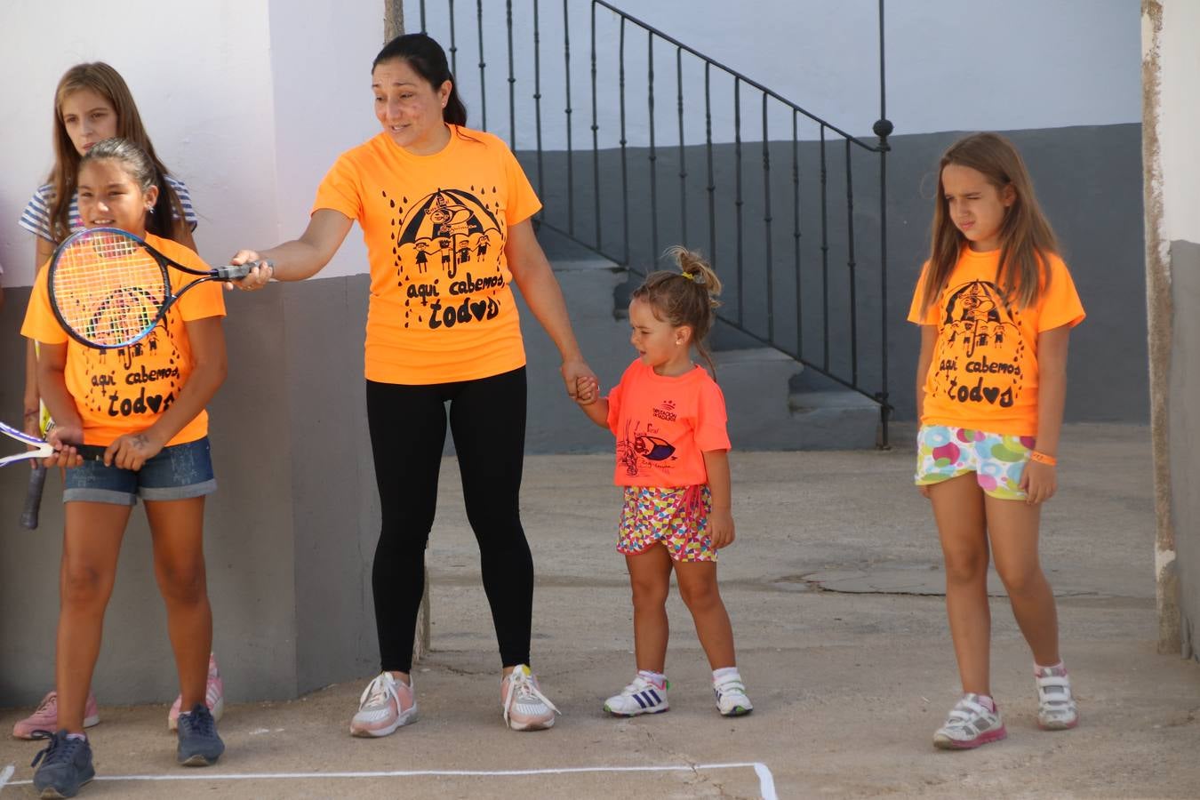 'Euexia Rural' ha celebrado, este fin de semana, su primer 'Campus deportivo inclusivo'. La actividad se ha desarrollado en el Palacio de los Guzmanes y ha contado con un variado programa de actividades: juegos acuáticos, 'máster chef', cine, baloncesto, fútbol, tenis, actividades nocturnas, etc. Jesús Sosa, presidente de la citada Asociación, ha señalado que «ha sido un campus muy diferente, tanto por el aprendizaje en diversidad de los niños como por el entorno en el que ha tenido lugar». Unas 55 personas, entre ellas, 25 niños, han formado parte de este Campus en el que «personas con discapacidad de nuestra asociación y otros colectivos en riesgo de exclusión social han participado con el rol de monitores, perdiendo, así, el rol de beneficiarios que han venido teniendo históricamente», indica Sosa. La actividad ha contado con el apoyo de la Fundación 'Alfonso Gallardo' y la colaboración de la Diputación de Badajoz, el Ayuntamiento de Jerez y la Fundación 'Decathlon'.