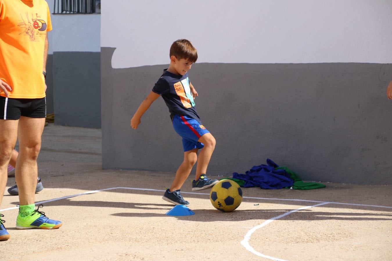 'Euexia Rural' ha celebrado, este fin de semana, su primer 'Campus deportivo inclusivo'. La actividad se ha desarrollado en el Palacio de los Guzmanes y ha contado con un variado programa de actividades: juegos acuáticos, 'máster chef', cine, baloncesto, fútbol, tenis, actividades nocturnas, etc. Jesús Sosa, presidente de la citada Asociación, ha señalado que «ha sido un campus muy diferente, tanto por el aprendizaje en diversidad de los niños como por el entorno en el que ha tenido lugar». Unas 55 personas, entre ellas, 25 niños, han formado parte de este Campus en el que «personas con discapacidad de nuestra asociación y otros colectivos en riesgo de exclusión social han participado con el rol de monitores, perdiendo, así, el rol de beneficiarios que han venido teniendo históricamente», indica Sosa. La actividad ha contado con el apoyo de la Fundación 'Alfonso Gallardo' y la colaboración de la Diputación de Badajoz, el Ayuntamiento de Jerez y la Fundación 'Decathlon'.