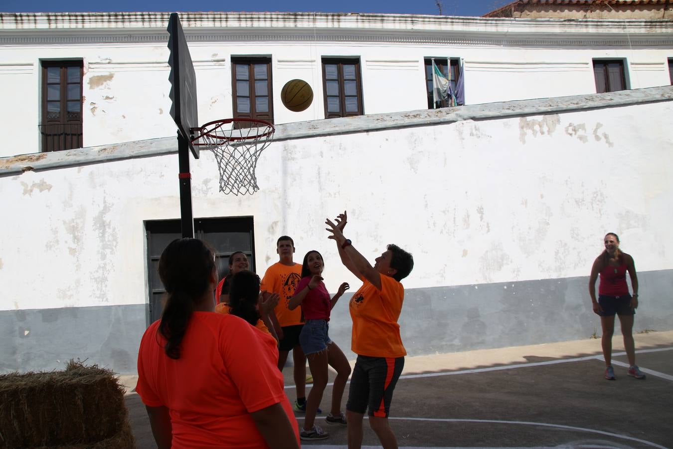 'Euexia Rural' ha celebrado, este fin de semana, su primer 'Campus deportivo inclusivo'. La actividad se ha desarrollado en el Palacio de los Guzmanes y ha contado con un variado programa de actividades: juegos acuáticos, 'máster chef', cine, baloncesto, fútbol, tenis, actividades nocturnas, etc. Jesús Sosa, presidente de la citada Asociación, ha señalado que «ha sido un campus muy diferente, tanto por el aprendizaje en diversidad de los niños como por el entorno en el que ha tenido lugar». Unas 55 personas, entre ellas, 25 niños, han formado parte de este Campus en el que «personas con discapacidad de nuestra asociación y otros colectivos en riesgo de exclusión social han participado con el rol de monitores, perdiendo, así, el rol de beneficiarios que han venido teniendo históricamente», indica Sosa. La actividad ha contado con el apoyo de la Fundación 'Alfonso Gallardo' y la colaboración de la Diputación de Badajoz, el Ayuntamiento de Jerez y la Fundación 'Decathlon'.
