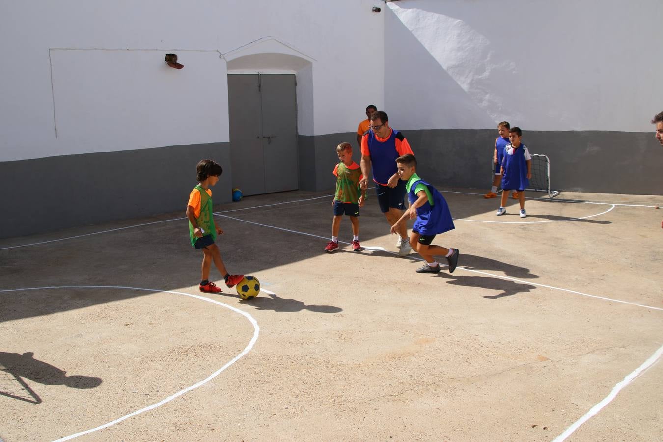 'Euexia Rural' ha celebrado, este fin de semana, su primer 'Campus deportivo inclusivo'. La actividad se ha desarrollado en el Palacio de los Guzmanes y ha contado con un variado programa de actividades: juegos acuáticos, 'máster chef', cine, baloncesto, fútbol, tenis, actividades nocturnas, etc. Jesús Sosa, presidente de la citada Asociación, ha señalado que «ha sido un campus muy diferente, tanto por el aprendizaje en diversidad de los niños como por el entorno en el que ha tenido lugar». Unas 55 personas, entre ellas, 25 niños, han formado parte de este Campus en el que «personas con discapacidad de nuestra asociación y otros colectivos en riesgo de exclusión social han participado con el rol de monitores, perdiendo, así, el rol de beneficiarios que han venido teniendo históricamente», indica Sosa. La actividad ha contado con el apoyo de la Fundación 'Alfonso Gallardo' y la colaboración de la Diputación de Badajoz, el Ayuntamiento de Jerez y la Fundación 'Decathlon'.