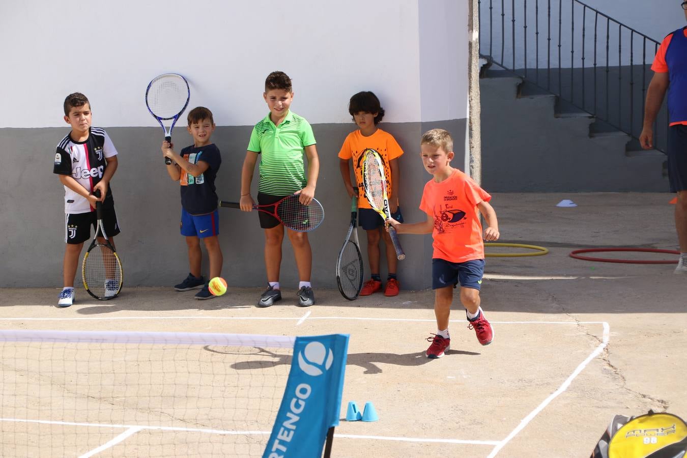 'Euexia Rural' ha celebrado, este fin de semana, su primer 'Campus deportivo inclusivo'. La actividad se ha desarrollado en el Palacio de los Guzmanes y ha contado con un variado programa de actividades: juegos acuáticos, 'máster chef', cine, baloncesto, fútbol, tenis, actividades nocturnas, etc. Jesús Sosa, presidente de la citada Asociación, ha señalado que «ha sido un campus muy diferente, tanto por el aprendizaje en diversidad de los niños como por el entorno en el que ha tenido lugar». Unas 55 personas, entre ellas, 25 niños, han formado parte de este Campus en el que «personas con discapacidad de nuestra asociación y otros colectivos en riesgo de exclusión social han participado con el rol de monitores, perdiendo, así, el rol de beneficiarios que han venido teniendo históricamente», indica Sosa. La actividad ha contado con el apoyo de la Fundación 'Alfonso Gallardo' y la colaboración de la Diputación de Badajoz, el Ayuntamiento de Jerez y la Fundación 'Decathlon'.