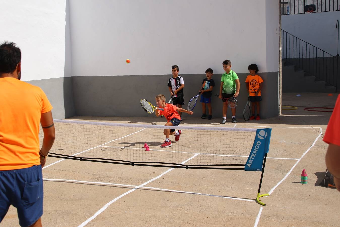 'Euexia Rural' ha celebrado, este fin de semana, su primer 'Campus deportivo inclusivo'. La actividad se ha desarrollado en el Palacio de los Guzmanes y ha contado con un variado programa de actividades: juegos acuáticos, 'máster chef', cine, baloncesto, fútbol, tenis, actividades nocturnas, etc. Jesús Sosa, presidente de la citada Asociación, ha señalado que «ha sido un campus muy diferente, tanto por el aprendizaje en diversidad de los niños como por el entorno en el que ha tenido lugar». Unas 55 personas, entre ellas, 25 niños, han formado parte de este Campus en el que «personas con discapacidad de nuestra asociación y otros colectivos en riesgo de exclusión social han participado con el rol de monitores, perdiendo, así, el rol de beneficiarios que han venido teniendo históricamente», indica Sosa. La actividad ha contado con el apoyo de la Fundación 'Alfonso Gallardo' y la colaboración de la Diputación de Badajoz, el Ayuntamiento de Jerez y la Fundación 'Decathlon'.