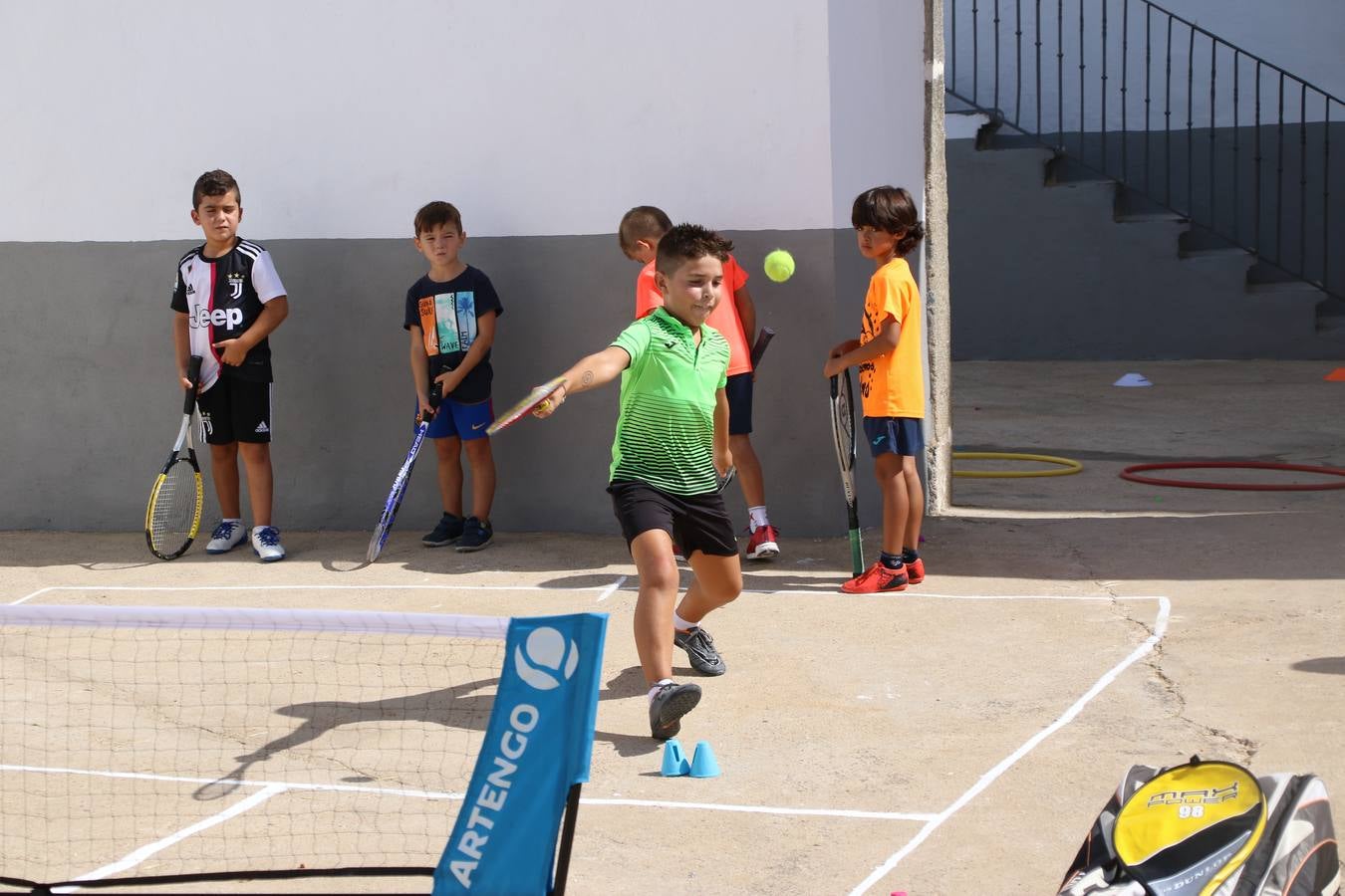 'Euexia Rural' ha celebrado, este fin de semana, su primer 'Campus deportivo inclusivo'. La actividad se ha desarrollado en el Palacio de los Guzmanes y ha contado con un variado programa de actividades: juegos acuáticos, 'máster chef', cine, baloncesto, fútbol, tenis, actividades nocturnas, etc. Jesús Sosa, presidente de la citada Asociación, ha señalado que «ha sido un campus muy diferente, tanto por el aprendizaje en diversidad de los niños como por el entorno en el que ha tenido lugar». Unas 55 personas, entre ellas, 25 niños, han formado parte de este Campus en el que «personas con discapacidad de nuestra asociación y otros colectivos en riesgo de exclusión social han participado con el rol de monitores, perdiendo, así, el rol de beneficiarios que han venido teniendo históricamente», indica Sosa. La actividad ha contado con el apoyo de la Fundación 'Alfonso Gallardo' y la colaboración de la Diputación de Badajoz, el Ayuntamiento de Jerez y la Fundación 'Decathlon'.