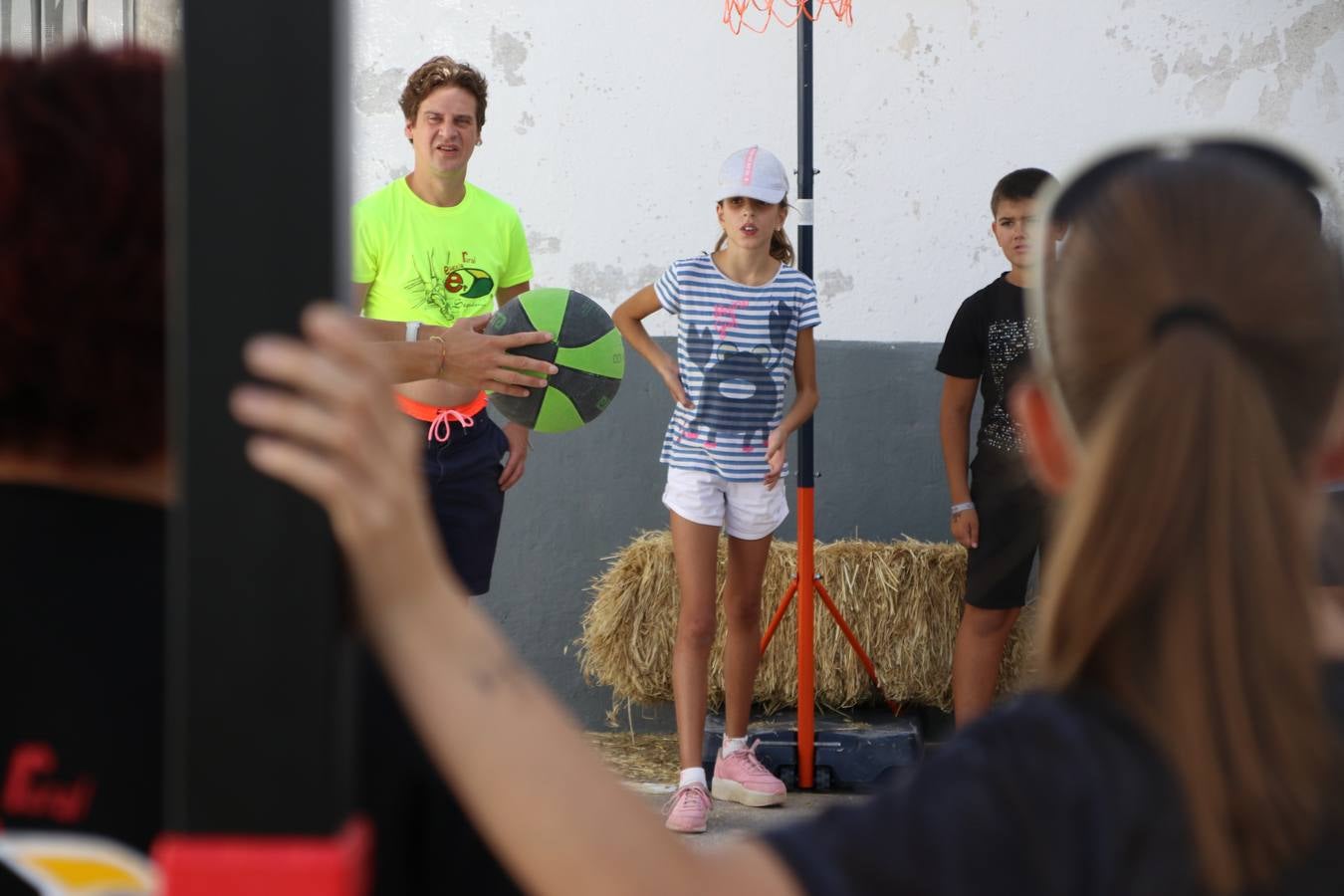 'Euexia Rural' ha celebrado, este fin de semana, su primer 'Campus deportivo inclusivo'. La actividad se ha desarrollado en el Palacio de los Guzmanes y ha contado con un variado programa de actividades: juegos acuáticos, 'máster chef', cine, baloncesto, fútbol, tenis, actividades nocturnas, etc. Jesús Sosa, presidente de la citada Asociación, ha señalado que «ha sido un campus muy diferente, tanto por el aprendizaje en diversidad de los niños como por el entorno en el que ha tenido lugar». Unas 55 personas, entre ellas, 25 niños, han formado parte de este Campus en el que «personas con discapacidad de nuestra asociación y otros colectivos en riesgo de exclusión social han participado con el rol de monitores, perdiendo, así, el rol de beneficiarios que han venido teniendo históricamente», indica Sosa. La actividad ha contado con el apoyo de la Fundación 'Alfonso Gallardo' y la colaboración de la Diputación de Badajoz, el Ayuntamiento de Jerez y la Fundación 'Decathlon'.