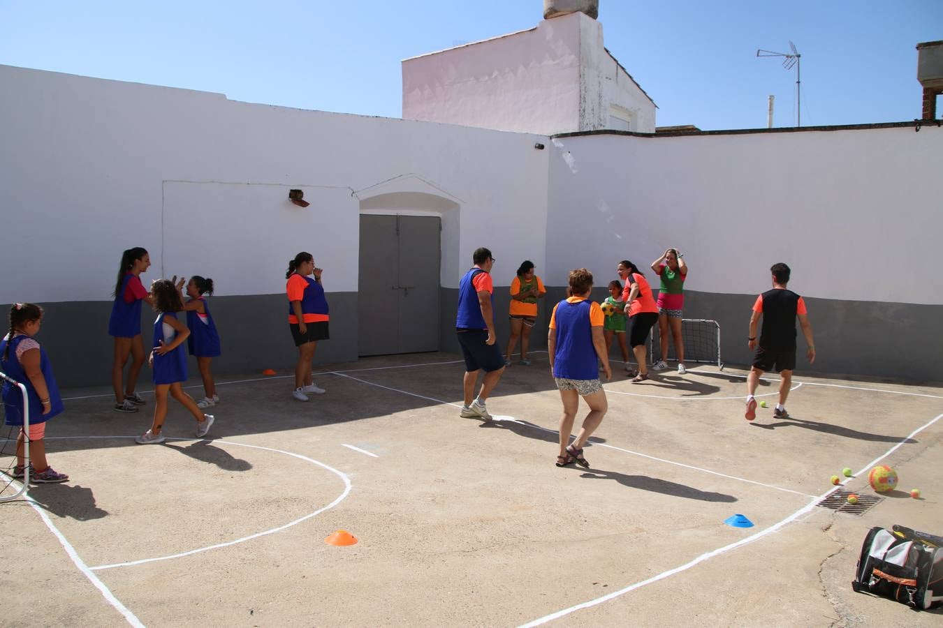 'Euexia Rural' ha celebrado, este fin de semana, su primer 'Campus deportivo inclusivo'. La actividad se ha desarrollado en el Palacio de los Guzmanes y ha contado con un variado programa de actividades: juegos acuáticos, 'máster chef', cine, baloncesto, fútbol, tenis, actividades nocturnas, etc. Jesús Sosa, presidente de la citada Asociación, ha señalado que «ha sido un campus muy diferente, tanto por el aprendizaje en diversidad de los niños como por el entorno en el que ha tenido lugar». Unas 55 personas, entre ellas, 25 niños, han formado parte de este Campus en el que «personas con discapacidad de nuestra asociación y otros colectivos en riesgo de exclusión social han participado con el rol de monitores, perdiendo, así, el rol de beneficiarios que han venido teniendo históricamente», indica Sosa. La actividad ha contado con el apoyo de la Fundación 'Alfonso Gallardo' y la colaboración de la Diputación de Badajoz, el Ayuntamiento de Jerez y la Fundación 'Decathlon'.