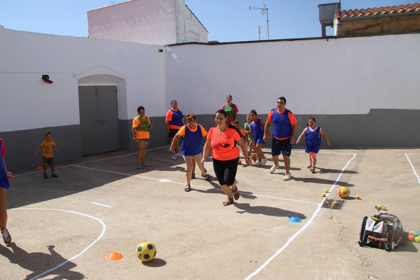 'Euexia Rural' ha celebrado, este fin de semana, su primer 'Campus deportivo inclusivo'. La actividad se ha desarrollado en el Palacio de los Guzmanes y ha contado con un variado programa de actividades: juegos acuáticos, 'máster chef', cine, baloncesto, fútbol, tenis, actividades nocturnas, etc. Jesús Sosa, presidente de la citada Asociación, ha señalado que «ha sido un campus muy diferente, tanto por el aprendizaje en diversidad de los niños como por el entorno en el que ha tenido lugar». Unas 55 personas, entre ellas, 25 niños, han formado parte de este Campus en el que «personas con discapacidad de nuestra asociación y otros colectivos en riesgo de exclusión social han participado con el rol de monitores, perdiendo, así, el rol de beneficiarios que han venido teniendo históricamente», indica Sosa. La actividad ha contado con el apoyo de la Fundación 'Alfonso Gallardo' y la colaboración de la Diputación de Badajoz, el Ayuntamiento de Jerez y la Fundación 'Decathlon'.