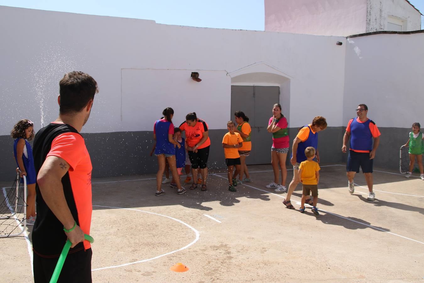 'Euexia Rural' ha celebrado, este fin de semana, su primer 'Campus deportivo inclusivo'. La actividad se ha desarrollado en el Palacio de los Guzmanes y ha contado con un variado programa de actividades: juegos acuáticos, 'máster chef', cine, baloncesto, fútbol, tenis, actividades nocturnas, etc. Jesús Sosa, presidente de la citada Asociación, ha señalado que «ha sido un campus muy diferente, tanto por el aprendizaje en diversidad de los niños como por el entorno en el que ha tenido lugar». Unas 55 personas, entre ellas, 25 niños, han formado parte de este Campus en el que «personas con discapacidad de nuestra asociación y otros colectivos en riesgo de exclusión social han participado con el rol de monitores, perdiendo, así, el rol de beneficiarios que han venido teniendo históricamente», indica Sosa. La actividad ha contado con el apoyo de la Fundación 'Alfonso Gallardo' y la colaboración de la Diputación de Badajoz, el Ayuntamiento de Jerez y la Fundación 'Decathlon'.