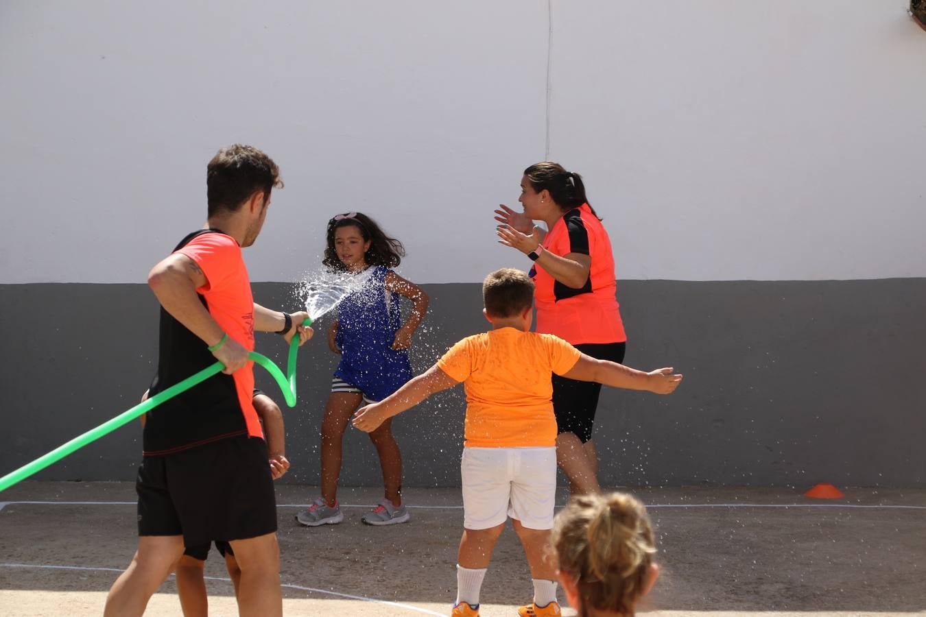 'Euexia Rural' ha celebrado, este fin de semana, su primer 'Campus deportivo inclusivo'. La actividad se ha desarrollado en el Palacio de los Guzmanes y ha contado con un variado programa de actividades: juegos acuáticos, 'máster chef', cine, baloncesto, fútbol, tenis, actividades nocturnas, etc. Jesús Sosa, presidente de la citada Asociación, ha señalado que «ha sido un campus muy diferente, tanto por el aprendizaje en diversidad de los niños como por el entorno en el que ha tenido lugar». Unas 55 personas, entre ellas, 25 niños, han formado parte de este Campus en el que «personas con discapacidad de nuestra asociación y otros colectivos en riesgo de exclusión social han participado con el rol de monitores, perdiendo, así, el rol de beneficiarios que han venido teniendo históricamente», indica Sosa. La actividad ha contado con el apoyo de la Fundación 'Alfonso Gallardo' y la colaboración de la Diputación de Badajoz, el Ayuntamiento de Jerez y la Fundación 'Decathlon'.