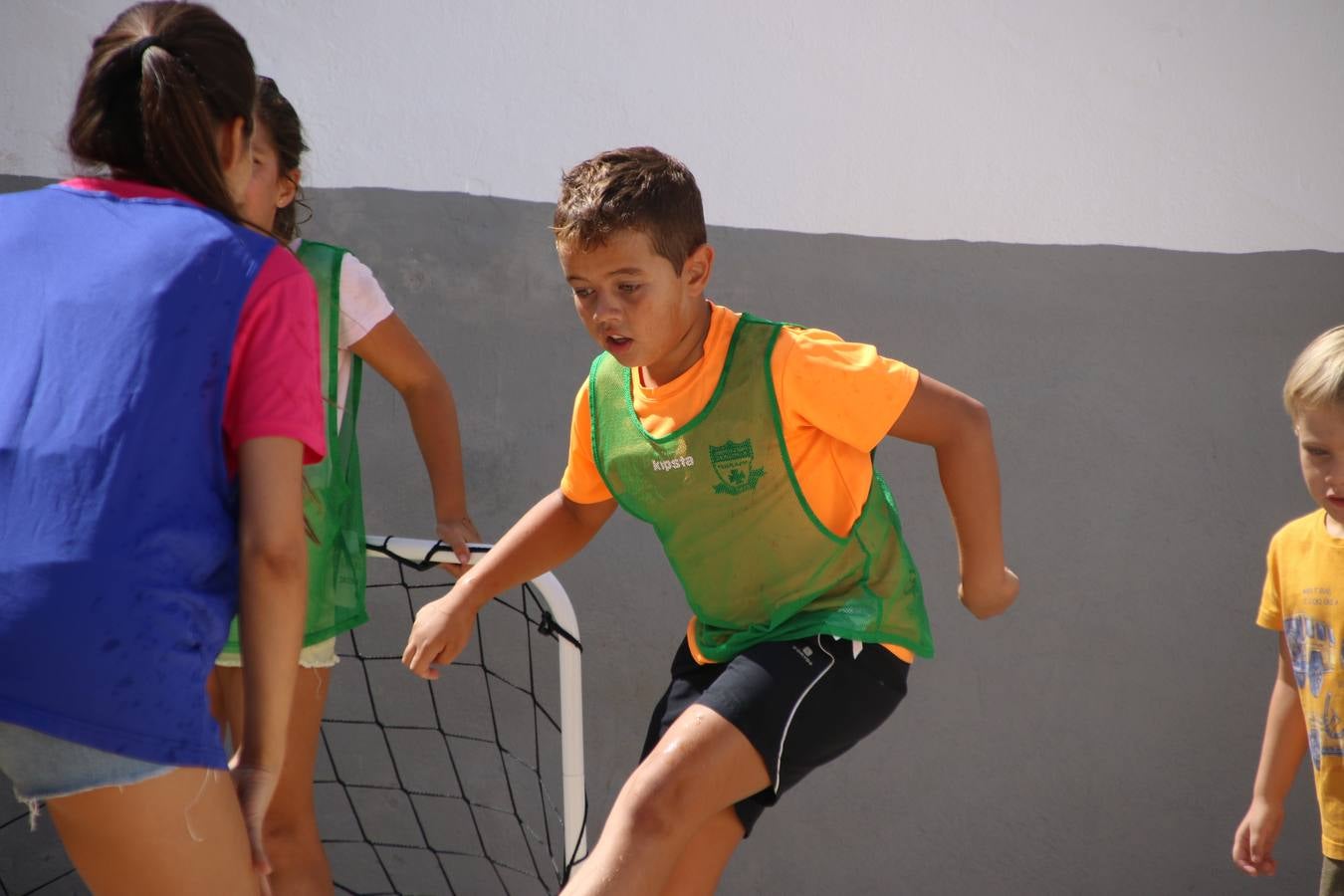 'Euexia Rural' ha celebrado, este fin de semana, su primer 'Campus deportivo inclusivo'. La actividad se ha desarrollado en el Palacio de los Guzmanes y ha contado con un variado programa de actividades: juegos acuáticos, 'máster chef', cine, baloncesto, fútbol, tenis, actividades nocturnas, etc. Jesús Sosa, presidente de la citada Asociación, ha señalado que «ha sido un campus muy diferente, tanto por el aprendizaje en diversidad de los niños como por el entorno en el que ha tenido lugar». Unas 55 personas, entre ellas, 25 niños, han formado parte de este Campus en el que «personas con discapacidad de nuestra asociación y otros colectivos en riesgo de exclusión social han participado con el rol de monitores, perdiendo, así, el rol de beneficiarios que han venido teniendo históricamente», indica Sosa. La actividad ha contado con el apoyo de la Fundación 'Alfonso Gallardo' y la colaboración de la Diputación de Badajoz, el Ayuntamiento de Jerez y la Fundación 'Decathlon'.