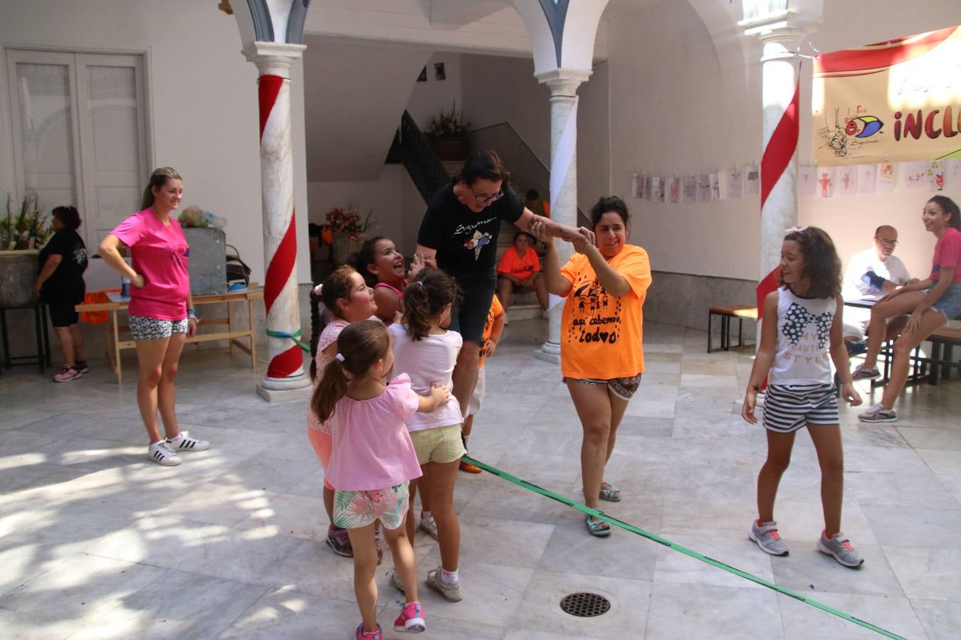 'Euexia Rural' ha celebrado, este fin de semana, su primer 'Campus deportivo inclusivo'. La actividad se ha desarrollado en el Palacio de los Guzmanes y ha contado con un variado programa de actividades: juegos acuáticos, 'máster chef', cine, baloncesto, fútbol, tenis, actividades nocturnas, etc. Jesús Sosa, presidente de la citada Asociación, ha señalado que «ha sido un campus muy diferente, tanto por el aprendizaje en diversidad de los niños como por el entorno en el que ha tenido lugar». Unas 55 personas, entre ellas, 25 niños, han formado parte de este Campus en el que «personas con discapacidad de nuestra asociación y otros colectivos en riesgo de exclusión social han participado con el rol de monitores, perdiendo, así, el rol de beneficiarios que han venido teniendo históricamente», indica Sosa. La actividad ha contado con el apoyo de la Fundación 'Alfonso Gallardo' y la colaboración de la Diputación de Badajoz, el Ayuntamiento de Jerez y la Fundación 'Decathlon'.