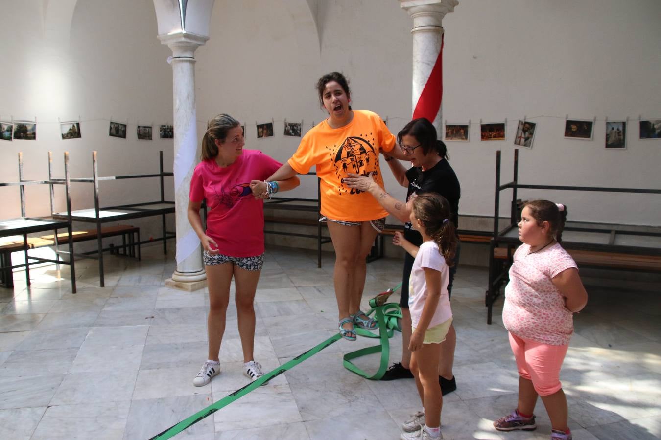 'Euexia Rural' ha celebrado, este fin de semana, su primer 'Campus deportivo inclusivo'. La actividad se ha desarrollado en el Palacio de los Guzmanes y ha contado con un variado programa de actividades: juegos acuáticos, 'máster chef', cine, baloncesto, fútbol, tenis, actividades nocturnas, etc. Jesús Sosa, presidente de la citada Asociación, ha señalado que «ha sido un campus muy diferente, tanto por el aprendizaje en diversidad de los niños como por el entorno en el que ha tenido lugar». Unas 55 personas, entre ellas, 25 niños, han formado parte de este Campus en el que «personas con discapacidad de nuestra asociación y otros colectivos en riesgo de exclusión social han participado con el rol de monitores, perdiendo, así, el rol de beneficiarios que han venido teniendo históricamente», indica Sosa. La actividad ha contado con el apoyo de la Fundación 'Alfonso Gallardo' y la colaboración de la Diputación de Badajoz, el Ayuntamiento de Jerez y la Fundación 'Decathlon'.