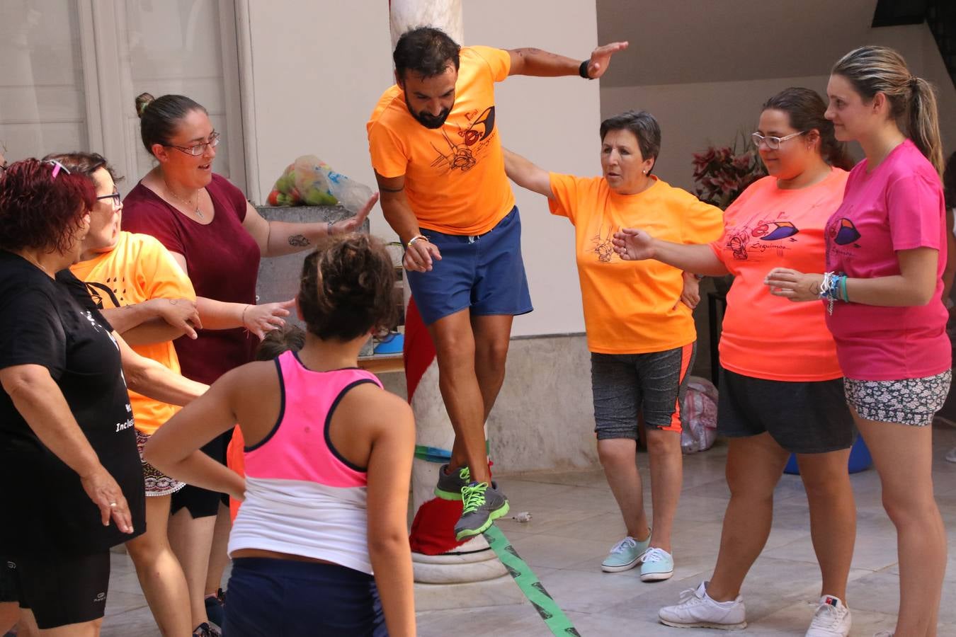 'Euexia Rural' ha celebrado, este fin de semana, su primer 'Campus deportivo inclusivo'. La actividad se ha desarrollado en el Palacio de los Guzmanes y ha contado con un variado programa de actividades: juegos acuáticos, 'máster chef', cine, baloncesto, fútbol, tenis, actividades nocturnas, etc. Jesús Sosa, presidente de la citada Asociación, ha señalado que «ha sido un campus muy diferente, tanto por el aprendizaje en diversidad de los niños como por el entorno en el que ha tenido lugar». Unas 55 personas, entre ellas, 25 niños, han formado parte de este Campus en el que «personas con discapacidad de nuestra asociación y otros colectivos en riesgo de exclusión social han participado con el rol de monitores, perdiendo, así, el rol de beneficiarios que han venido teniendo históricamente», indica Sosa. La actividad ha contado con el apoyo de la Fundación 'Alfonso Gallardo' y la colaboración de la Diputación de Badajoz, el Ayuntamiento de Jerez y la Fundación 'Decathlon'.