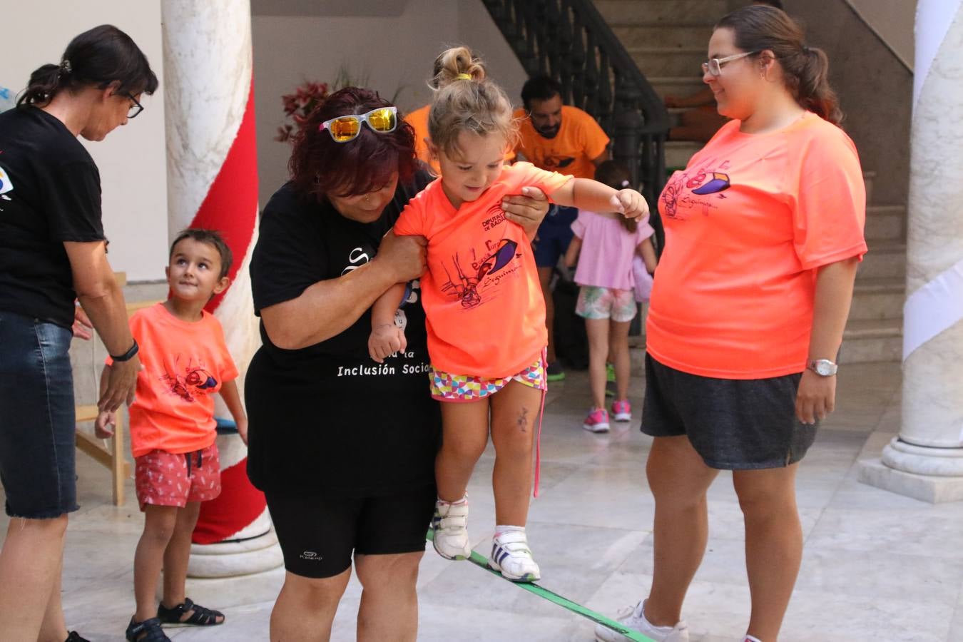 'Euexia Rural' ha celebrado, este fin de semana, su primer 'Campus deportivo inclusivo'. La actividad se ha desarrollado en el Palacio de los Guzmanes y ha contado con un variado programa de actividades: juegos acuáticos, 'máster chef', cine, baloncesto, fútbol, tenis, actividades nocturnas, etc. Jesús Sosa, presidente de la citada Asociación, ha señalado que «ha sido un campus muy diferente, tanto por el aprendizaje en diversidad de los niños como por el entorno en el que ha tenido lugar». Unas 55 personas, entre ellas, 25 niños, han formado parte de este Campus en el que «personas con discapacidad de nuestra asociación y otros colectivos en riesgo de exclusión social han participado con el rol de monitores, perdiendo, así, el rol de beneficiarios que han venido teniendo históricamente», indica Sosa. La actividad ha contado con el apoyo de la Fundación 'Alfonso Gallardo' y la colaboración de la Diputación de Badajoz, el Ayuntamiento de Jerez y la Fundación 'Decathlon'.