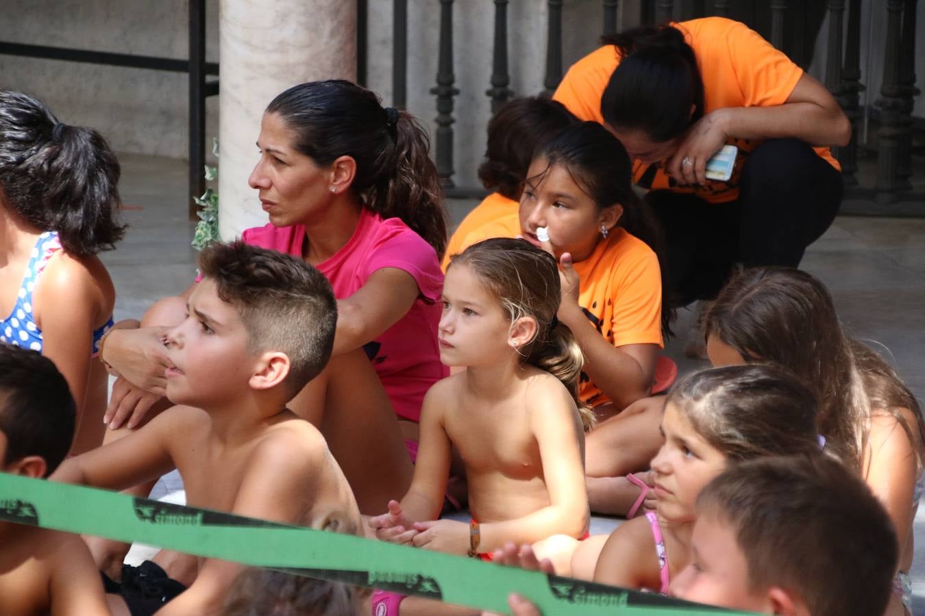 'Euexia Rural' ha celebrado, este fin de semana, su primer 'Campus deportivo inclusivo'. La actividad se ha desarrollado en el Palacio de los Guzmanes y ha contado con un variado programa de actividades: juegos acuáticos, 'máster chef', cine, baloncesto, fútbol, tenis, actividades nocturnas, etc. Jesús Sosa, presidente de la citada Asociación, ha señalado que «ha sido un campus muy diferente, tanto por el aprendizaje en diversidad de los niños como por el entorno en el que ha tenido lugar». Unas 55 personas, entre ellas, 25 niños, han formado parte de este Campus en el que «personas con discapacidad de nuestra asociación y otros colectivos en riesgo de exclusión social han participado con el rol de monitores, perdiendo, así, el rol de beneficiarios que han venido teniendo históricamente», indica Sosa. La actividad ha contado con el apoyo de la Fundación 'Alfonso Gallardo' y la colaboración de la Diputación de Badajoz, el Ayuntamiento de Jerez y la Fundación 'Decathlon'.