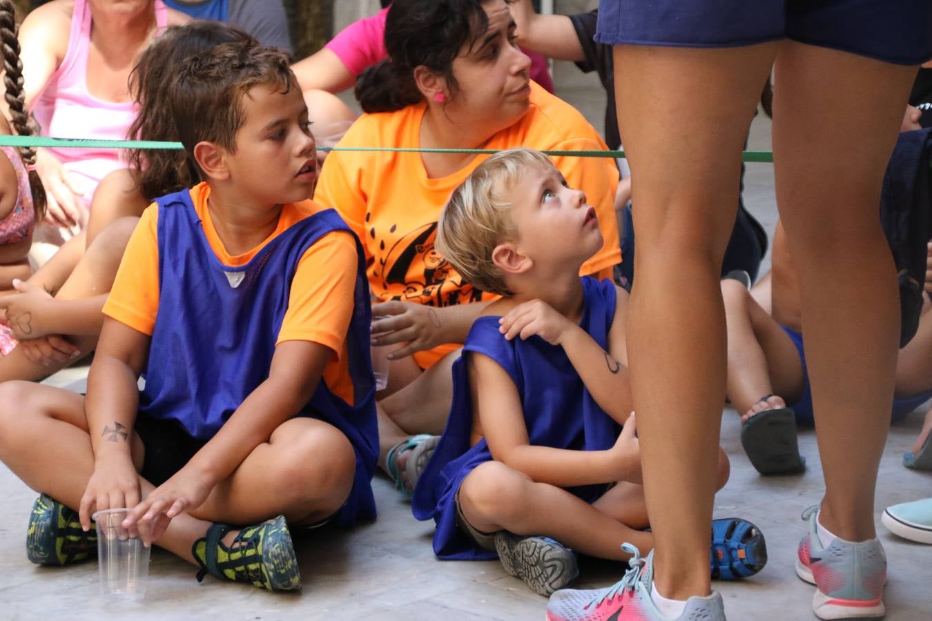 'Euexia Rural' ha celebrado, este fin de semana, su primer 'Campus deportivo inclusivo'. La actividad se ha desarrollado en el Palacio de los Guzmanes y ha contado con un variado programa de actividades: juegos acuáticos, 'máster chef', cine, baloncesto, fútbol, tenis, actividades nocturnas, etc. Jesús Sosa, presidente de la citada Asociación, ha señalado que «ha sido un campus muy diferente, tanto por el aprendizaje en diversidad de los niños como por el entorno en el que ha tenido lugar». Unas 55 personas, entre ellas, 25 niños, han formado parte de este Campus en el que «personas con discapacidad de nuestra asociación y otros colectivos en riesgo de exclusión social han participado con el rol de monitores, perdiendo, así, el rol de beneficiarios que han venido teniendo históricamente», indica Sosa. La actividad ha contado con el apoyo de la Fundación 'Alfonso Gallardo' y la colaboración de la Diputación de Badajoz, el Ayuntamiento de Jerez y la Fundación 'Decathlon'.