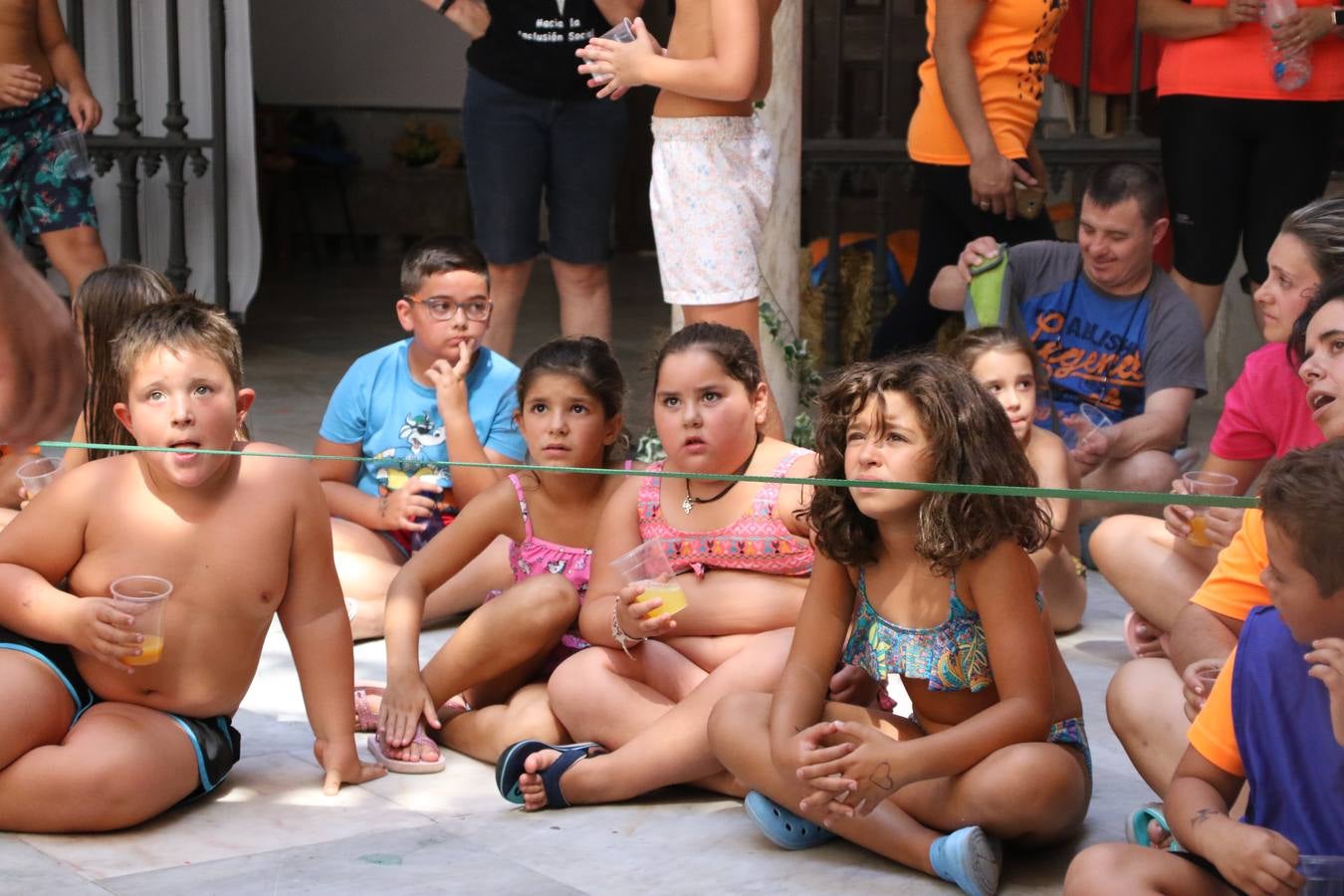 'Euexia Rural' ha celebrado, este fin de semana, su primer 'Campus deportivo inclusivo'. La actividad se ha desarrollado en el Palacio de los Guzmanes y ha contado con un variado programa de actividades: juegos acuáticos, 'máster chef', cine, baloncesto, fútbol, tenis, actividades nocturnas, etc. Jesús Sosa, presidente de la citada Asociación, ha señalado que «ha sido un campus muy diferente, tanto por el aprendizaje en diversidad de los niños como por el entorno en el que ha tenido lugar». Unas 55 personas, entre ellas, 25 niños, han formado parte de este Campus en el que «personas con discapacidad de nuestra asociación y otros colectivos en riesgo de exclusión social han participado con el rol de monitores, perdiendo, así, el rol de beneficiarios que han venido teniendo históricamente», indica Sosa. La actividad ha contado con el apoyo de la Fundación 'Alfonso Gallardo' y la colaboración de la Diputación de Badajoz, el Ayuntamiento de Jerez y la Fundación 'Decathlon'.